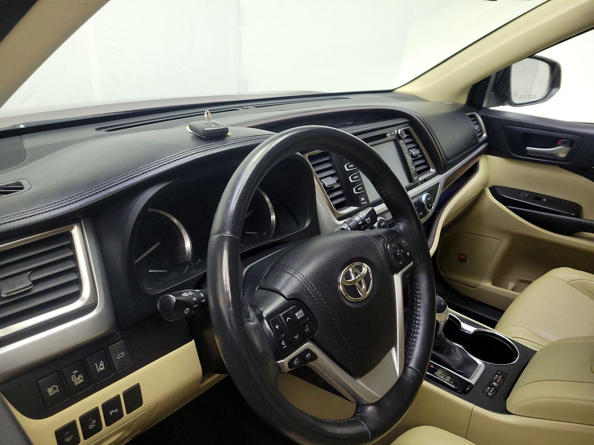Thumbnail: 2016 Toyota Highlander - 9