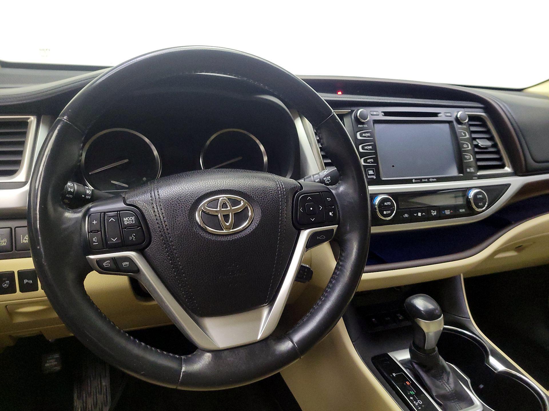 Thumbnail: 2016 Toyota Highlander - 10