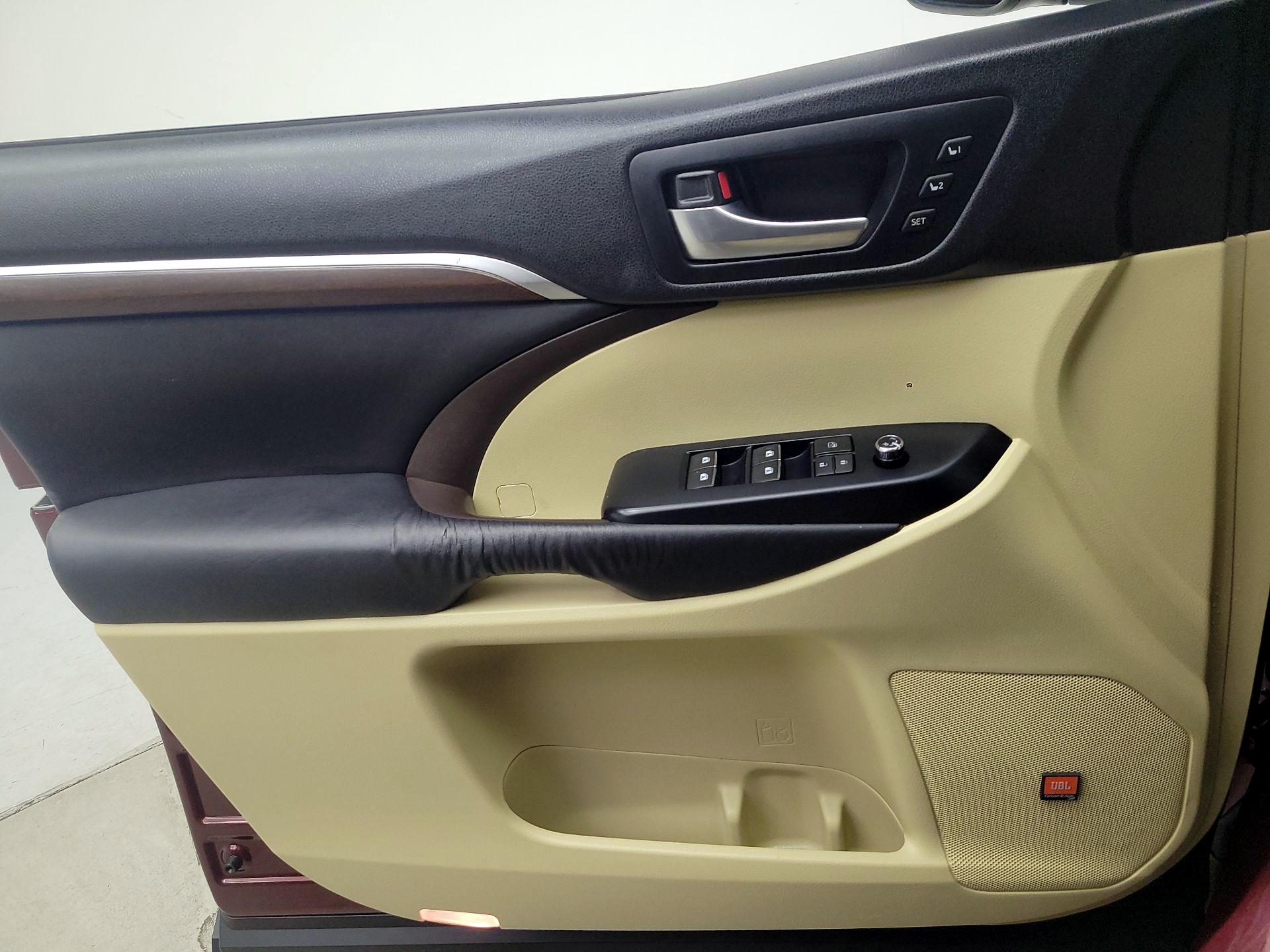 Thumbnail: 2016 Toyota Highlander - 12