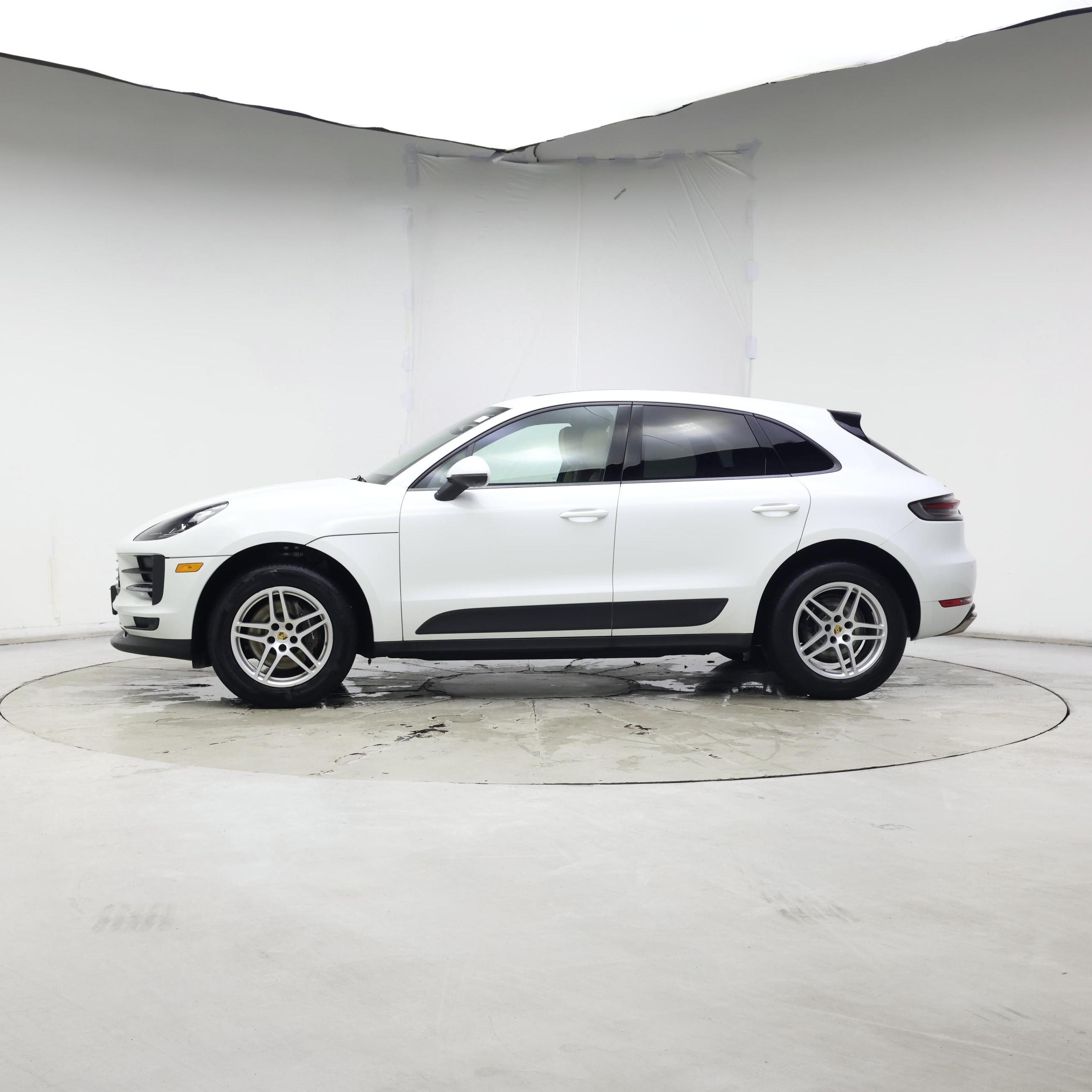 Thumbnail: 2021 Porsche Macan - 3
