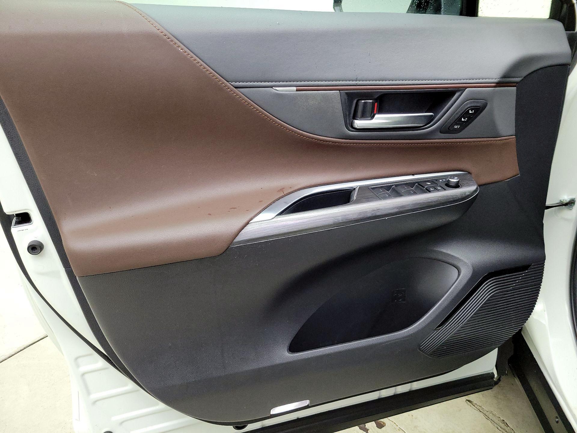 Thumbnail: 2022 Toyota Venza - 12