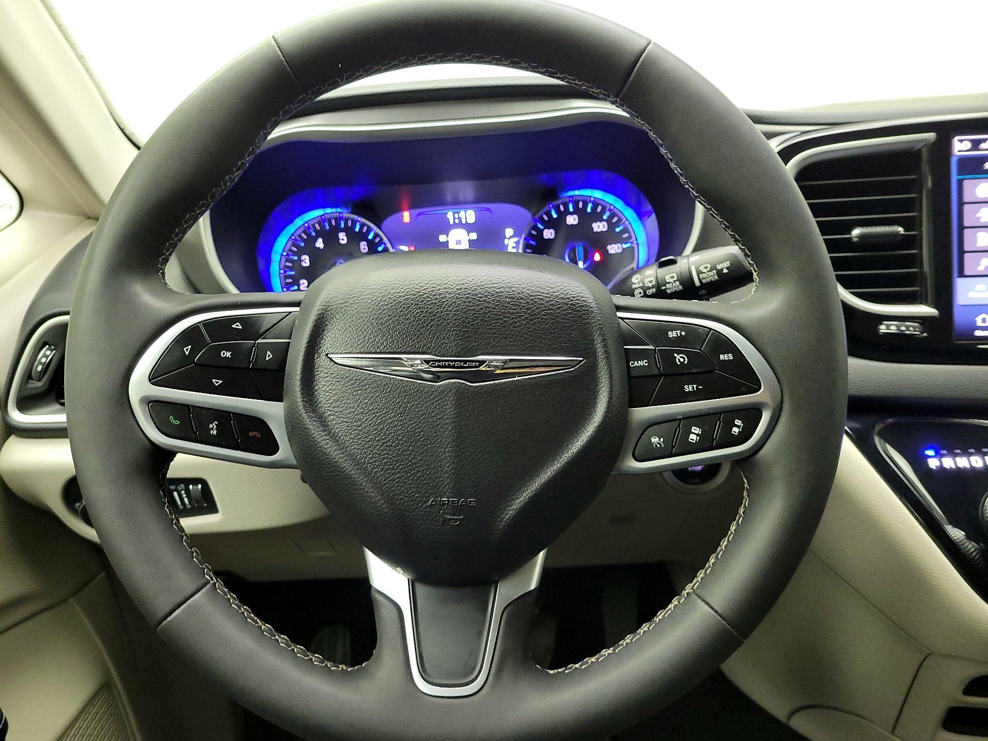 Thumbnail: 2024 Chrysler Pacifica - 10