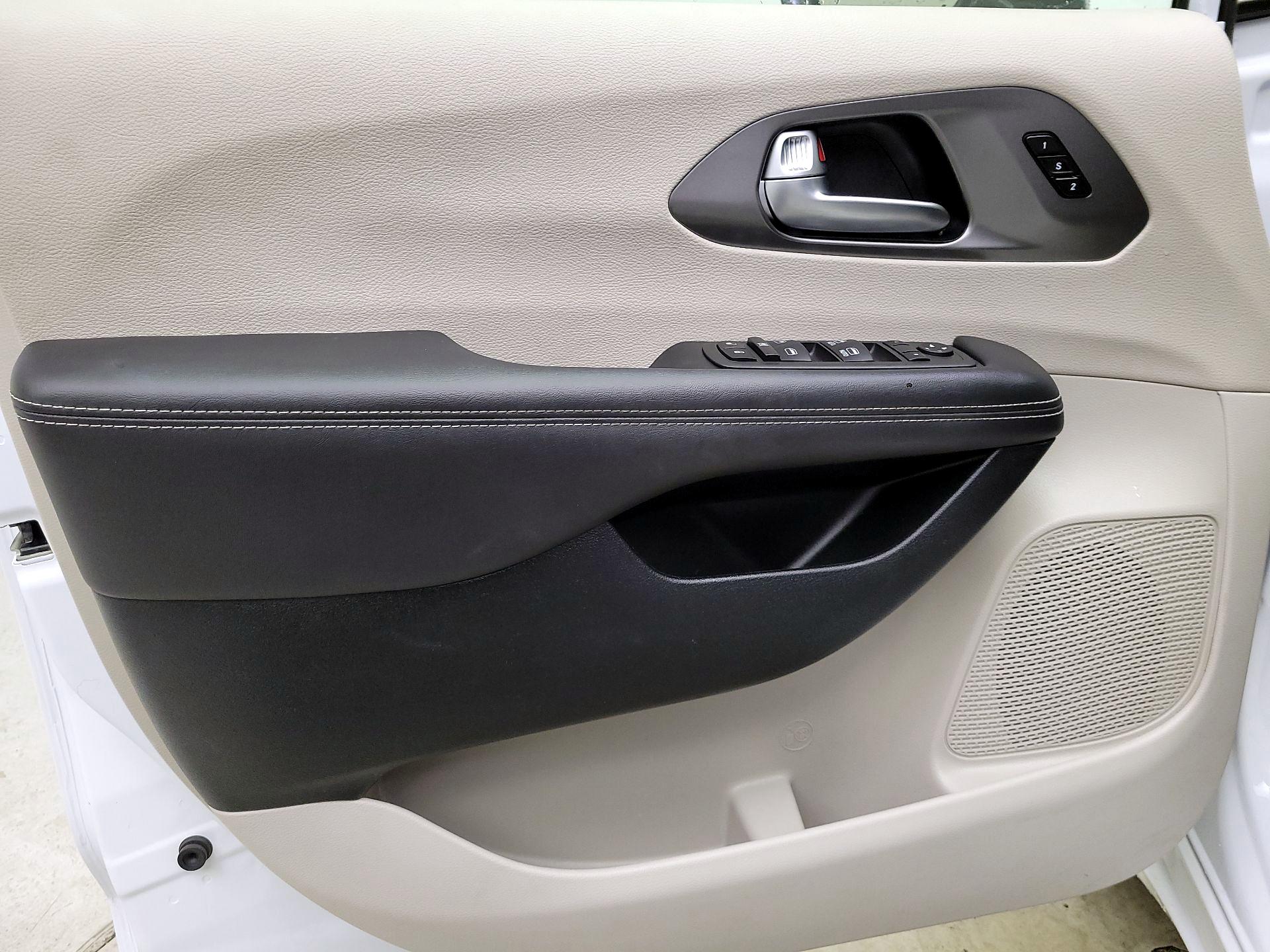 Thumbnail: 2024 Chrysler Pacifica - 12