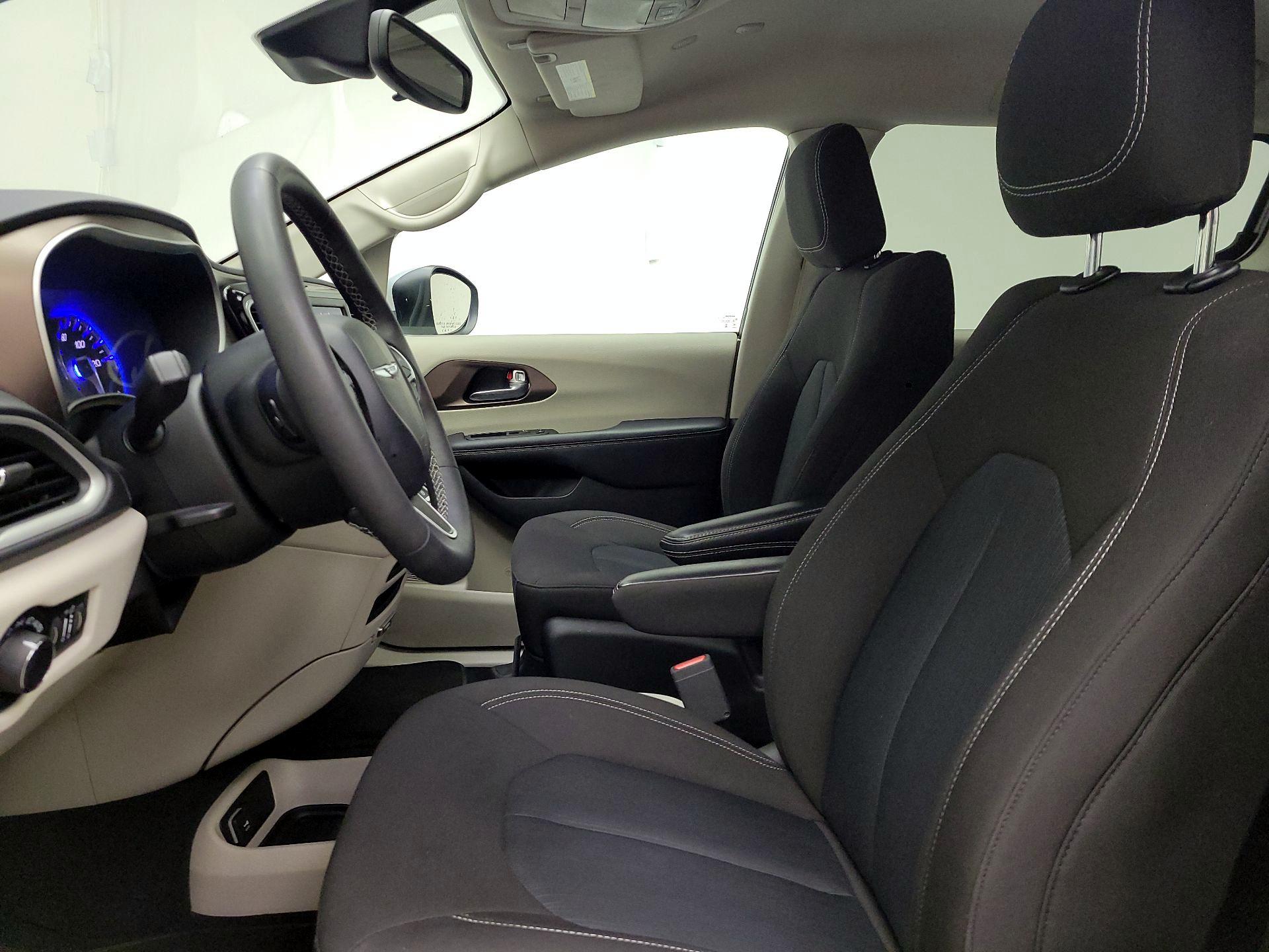 Thumbnail: 2023 Chrysler Voyager - 11