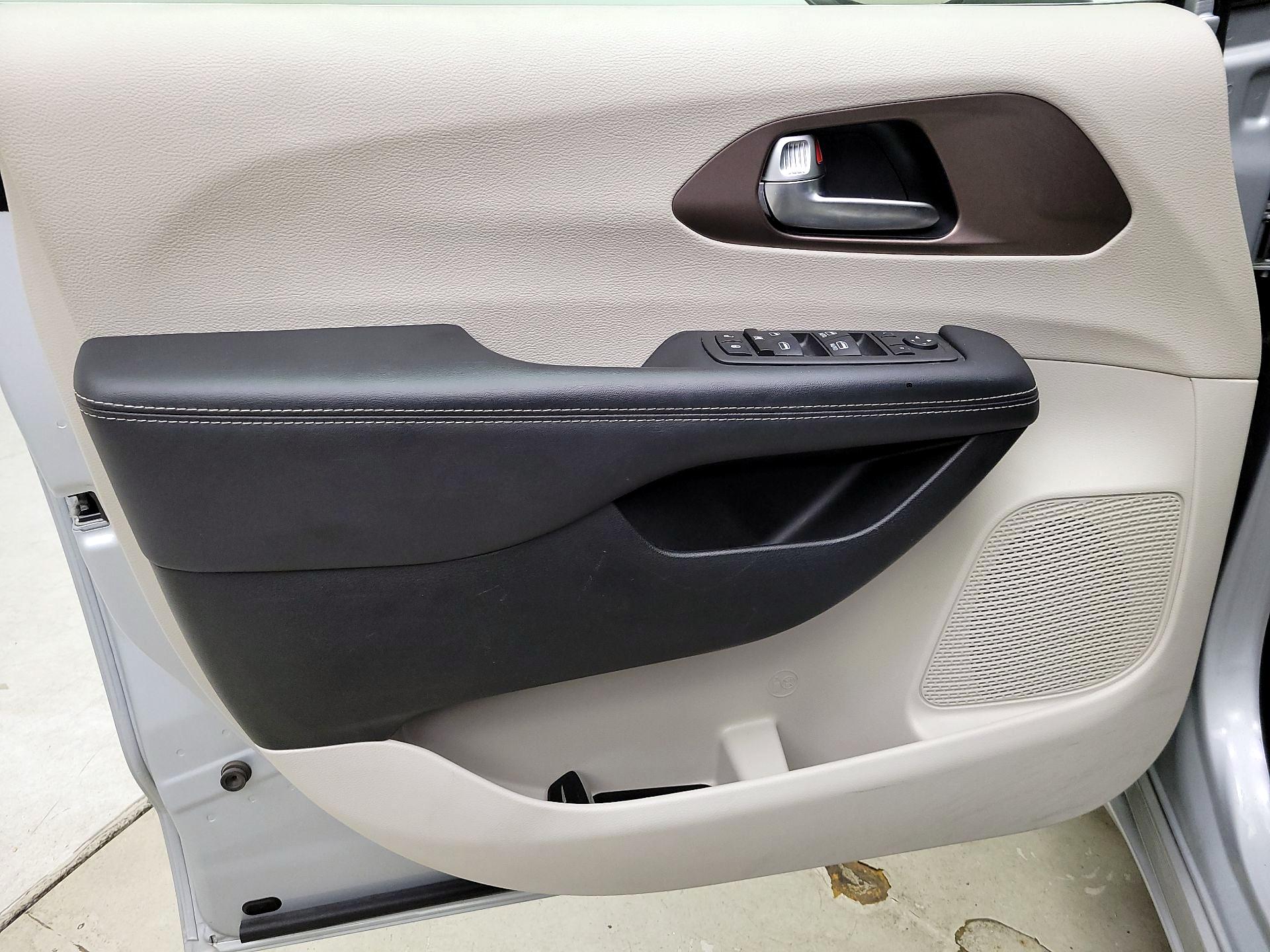 Thumbnail: 2023 Chrysler Voyager - 12