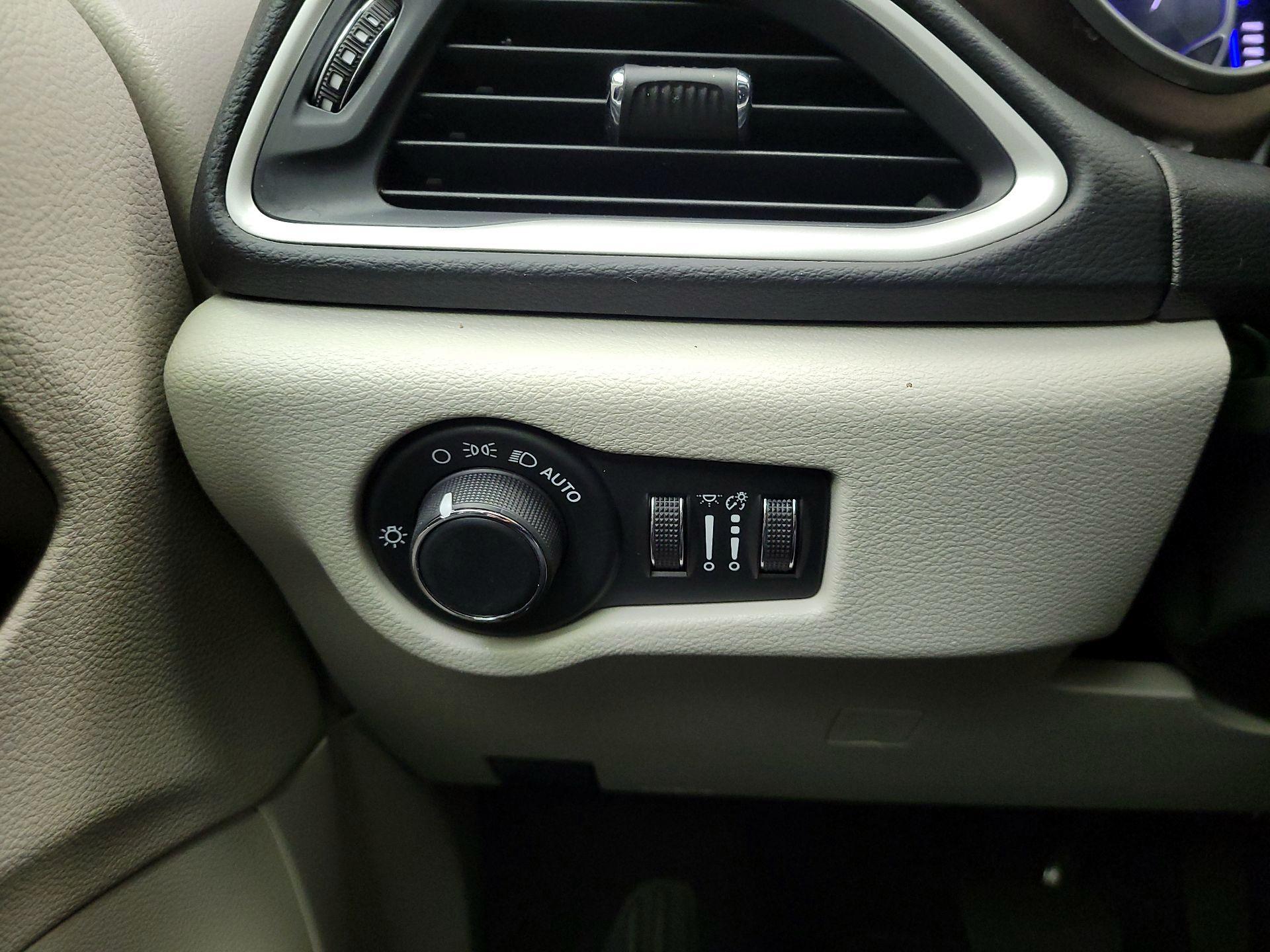 Thumbnail: 2023 Chrysler Voyager - 13