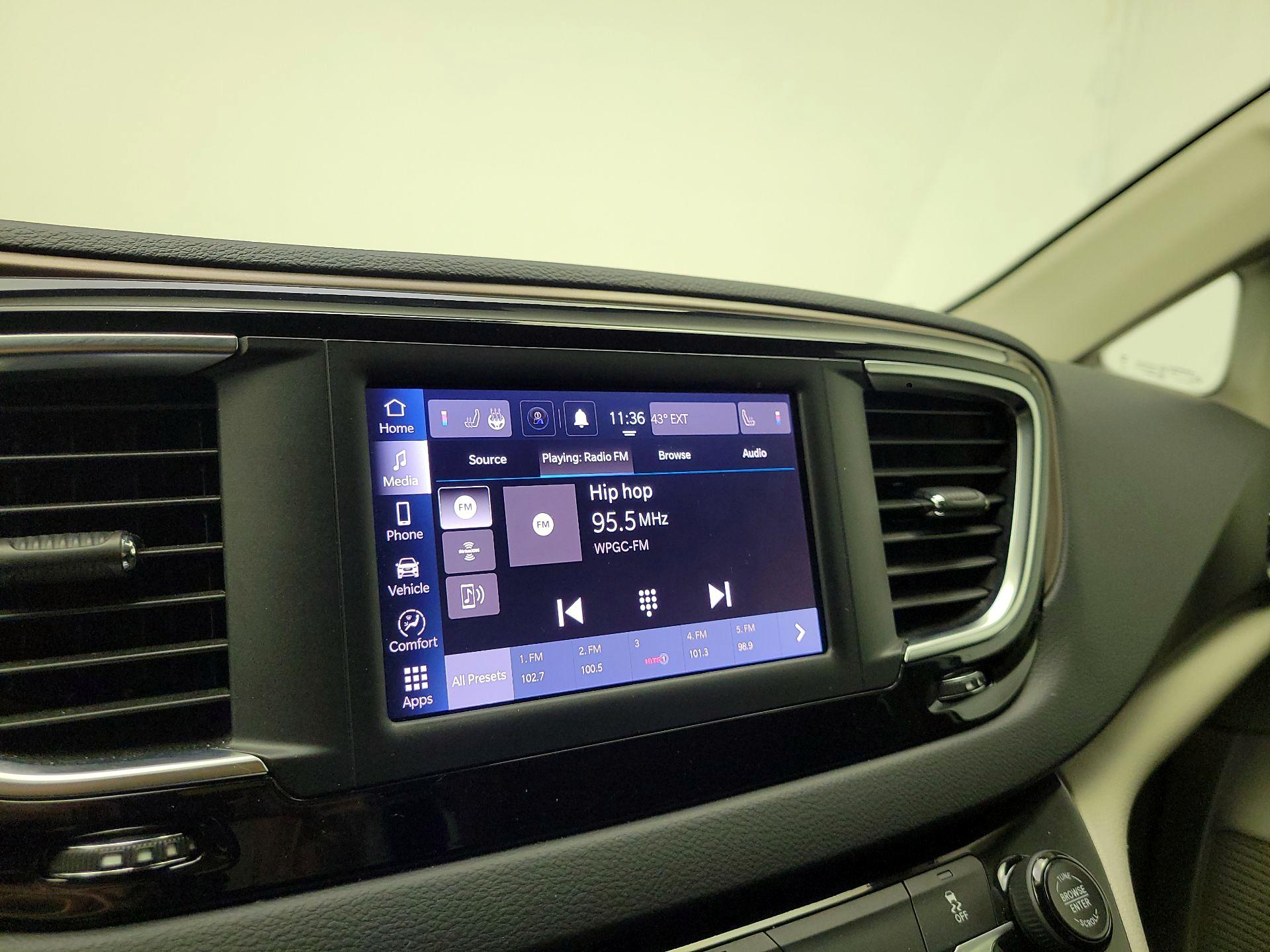 Thumbnail: 2023 Chrysler Voyager - 16