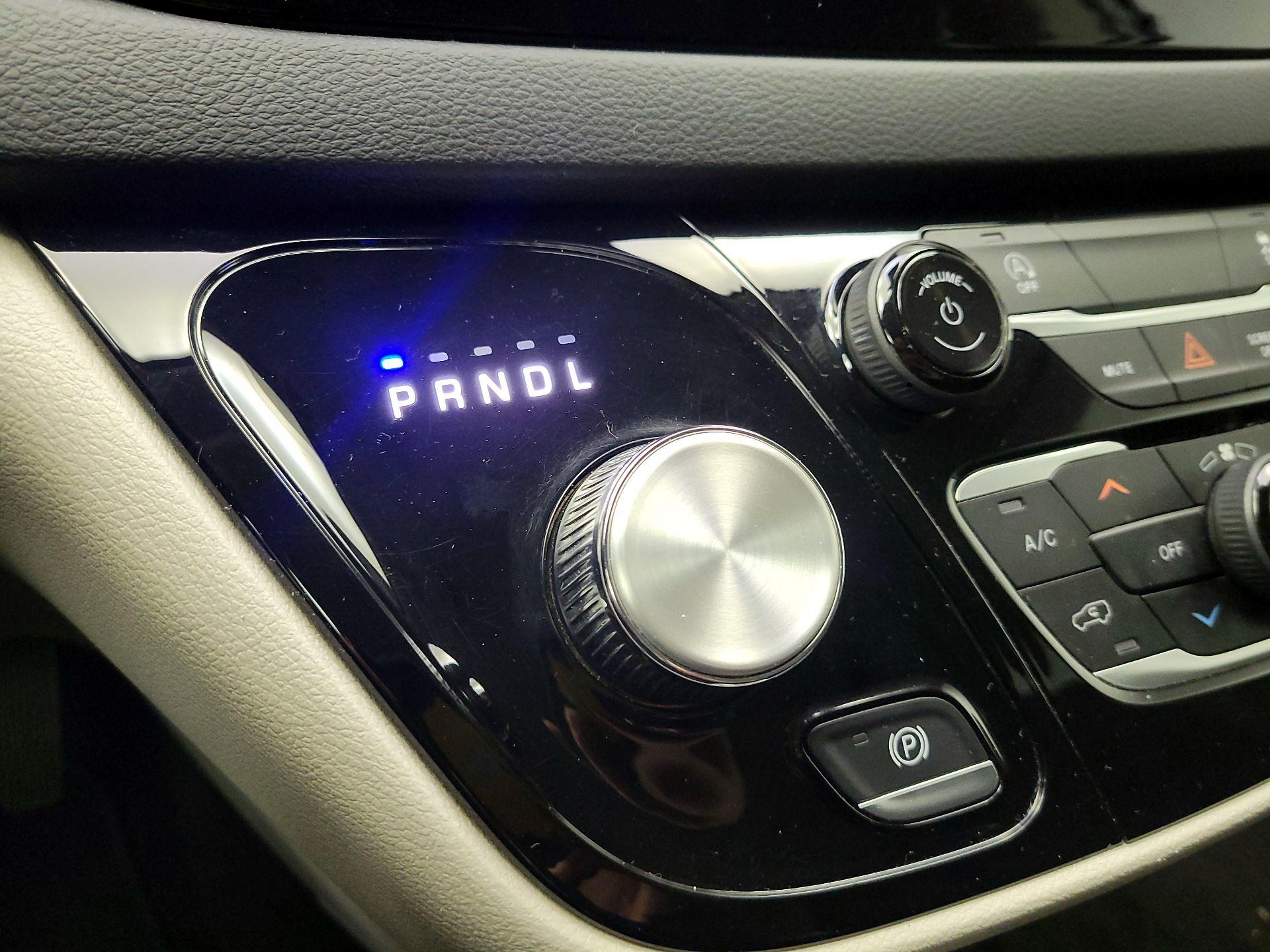 Thumbnail: 2023 Chrysler Voyager - 18