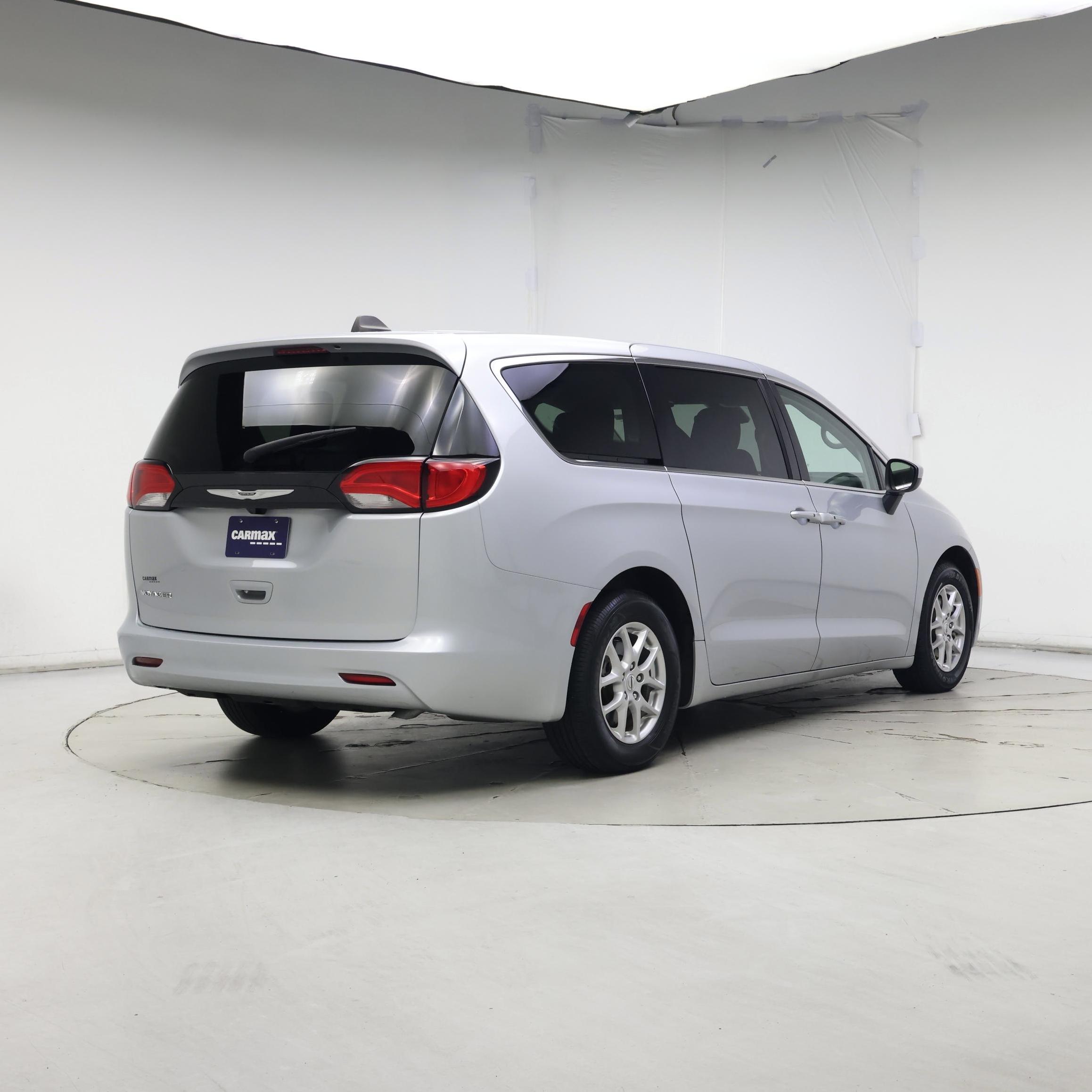 Thumbnail: 2023 Chrysler Voyager - 8