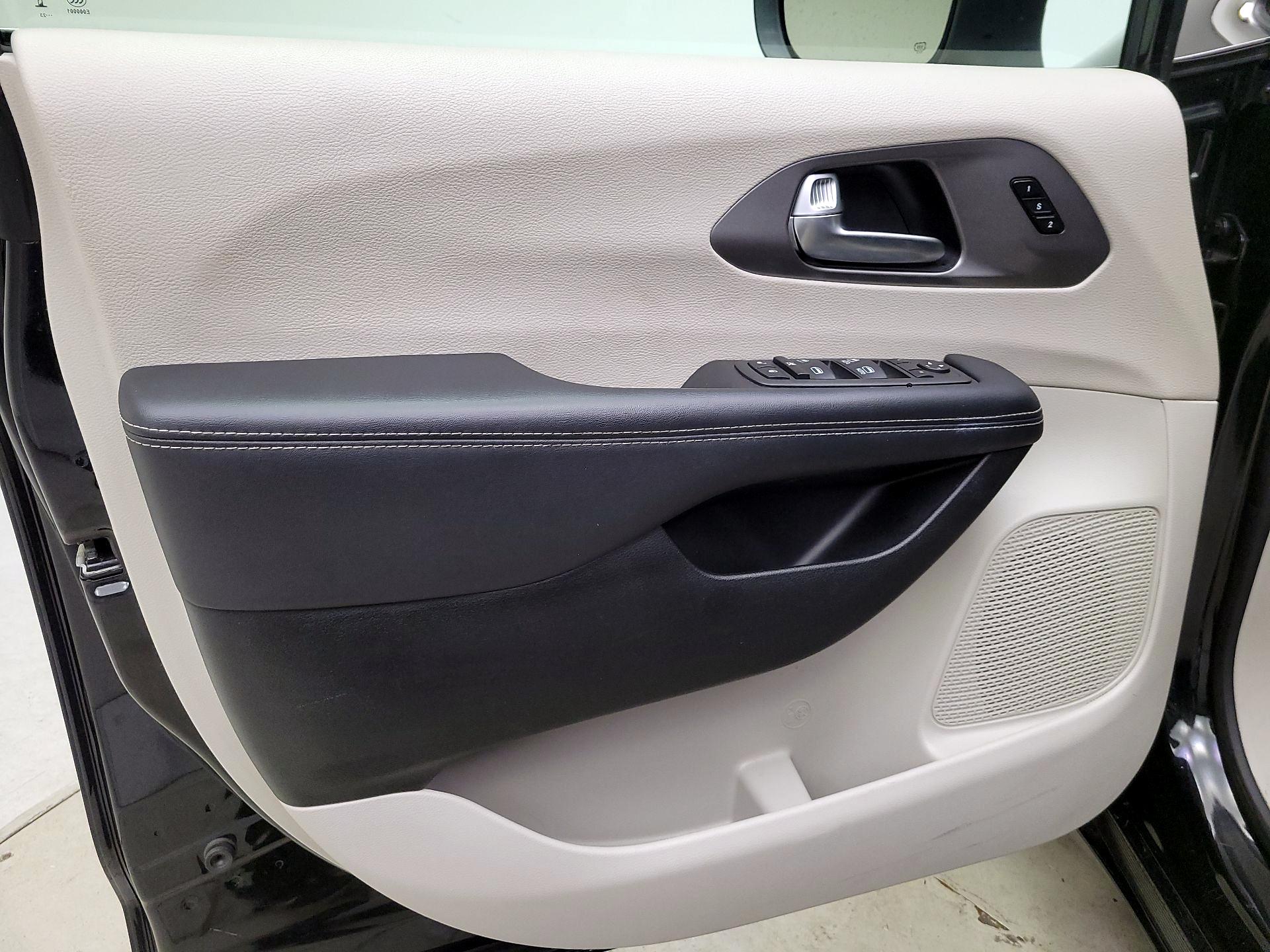 Thumbnail: 2023 Chrysler Pacifica - 12