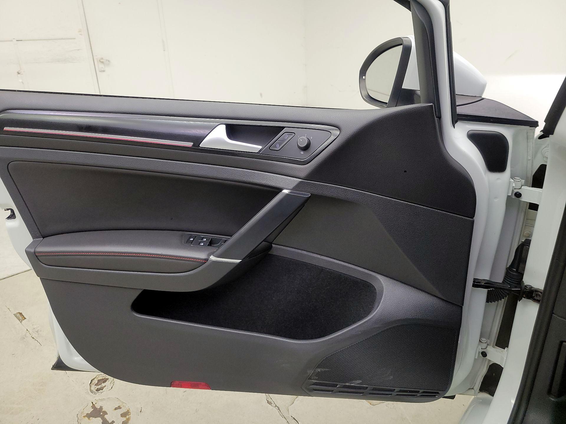 Thumbnail: 2016 Volkswagen Golf - 12