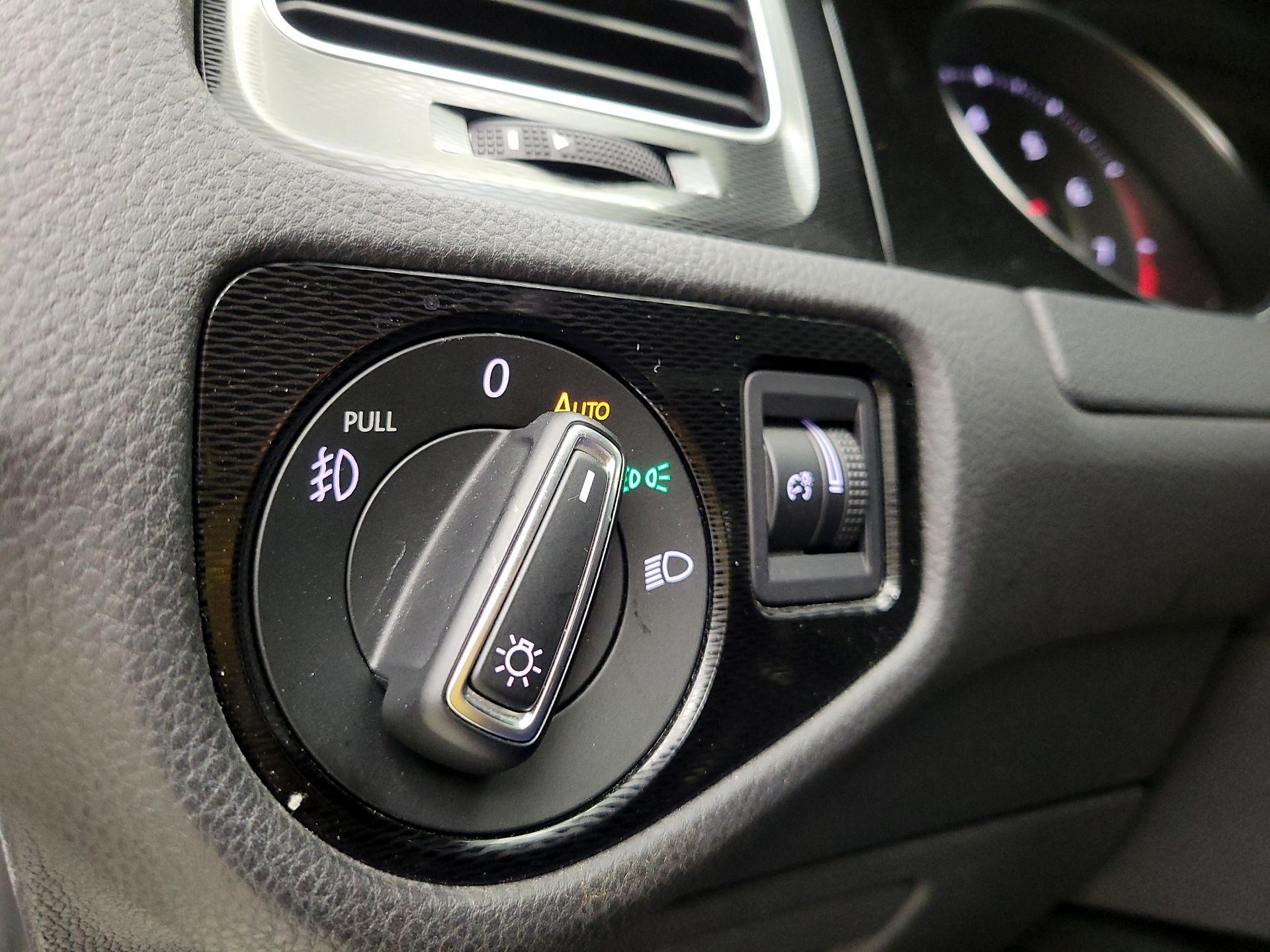 Thumbnail: 2016 Volkswagen Golf - 13