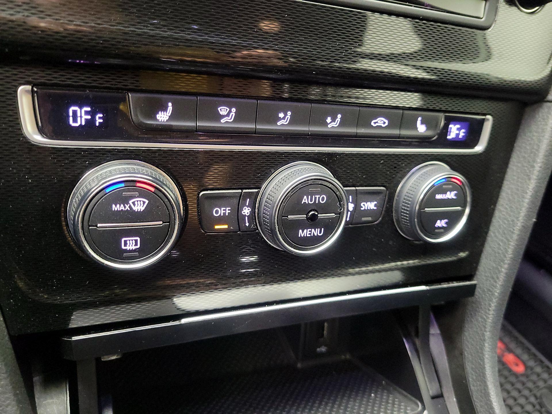 Thumbnail: 2016 Volkswagen Golf - 17