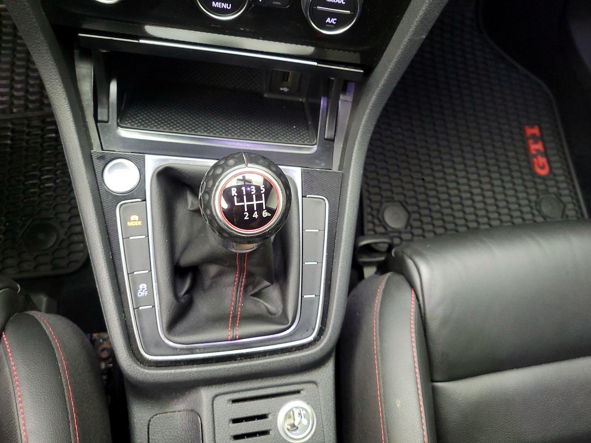 Thumbnail: 2016 Volkswagen Golf - 18