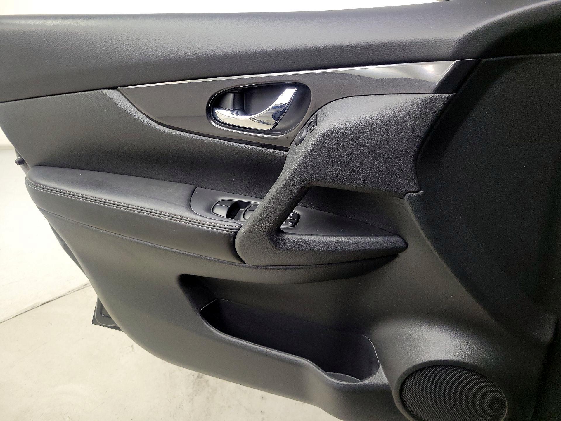 Thumbnail: 2017 Nissan Rogue - 12