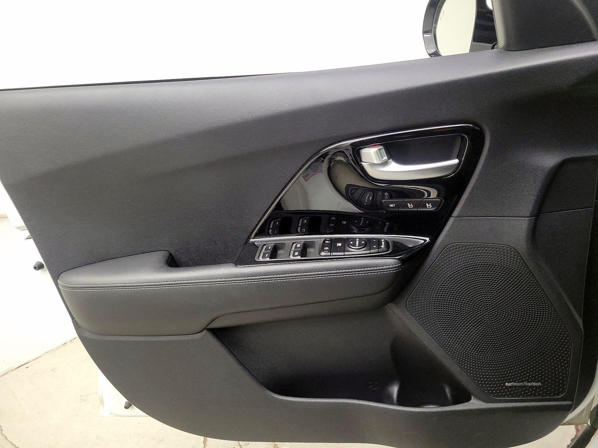 Thumbnail: 2017 Kia Niro - 12