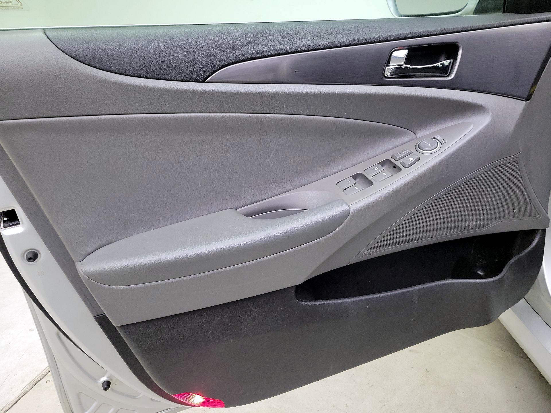 Thumbnail: 2015 Hyundai Sonata - 12