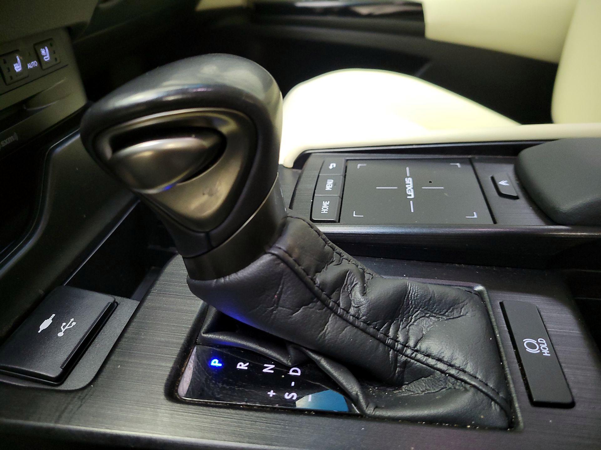 Thumbnail: 2022 Lexus ES - 17