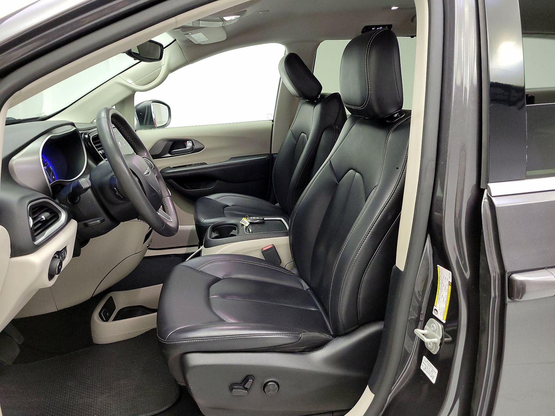 Thumbnail: 2023 Chrysler Pacifica - 9