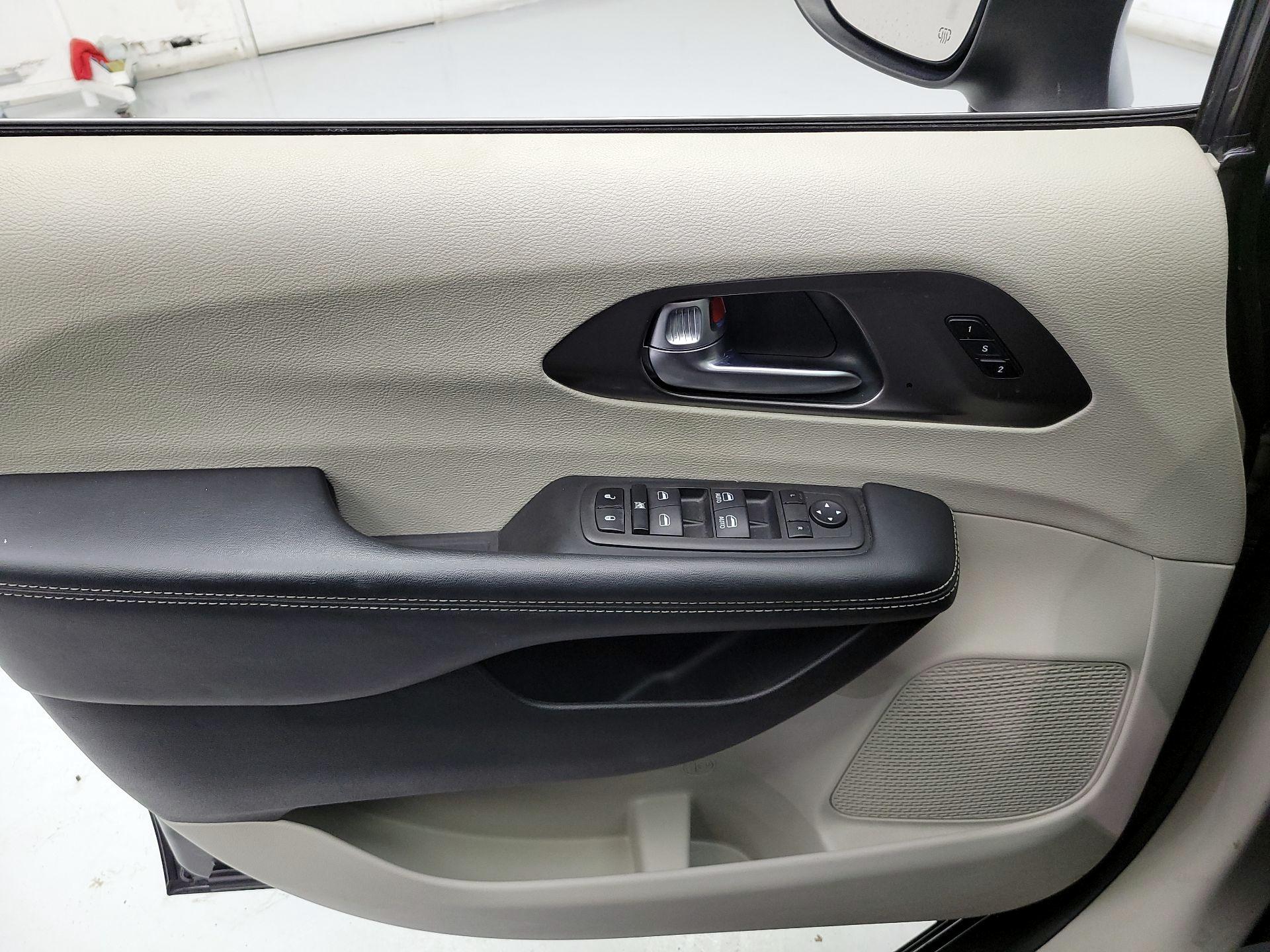 Thumbnail: 2023 Chrysler Pacifica - 10