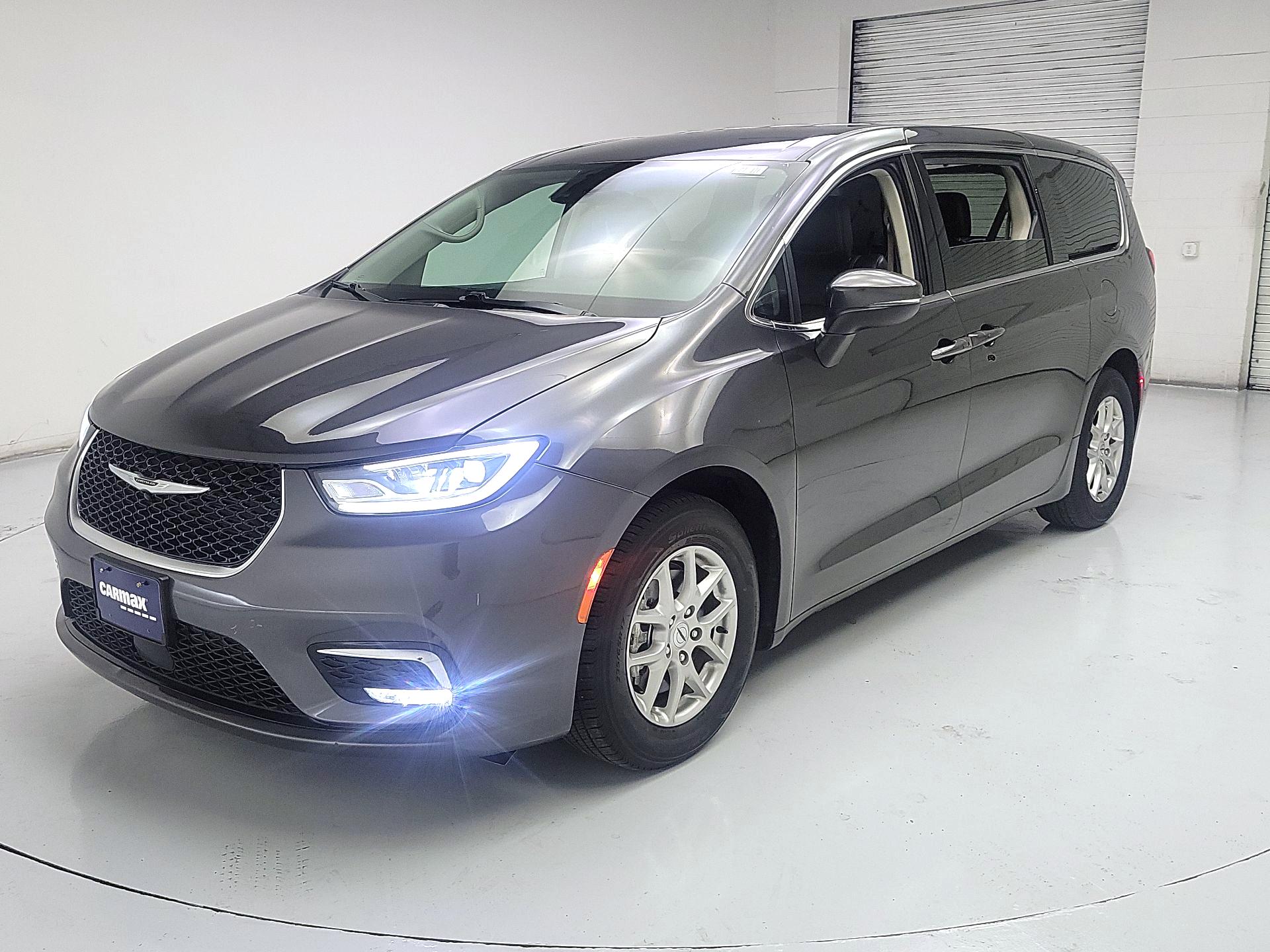 Thumbnail: 2023 Chrysler Pacifica - 3