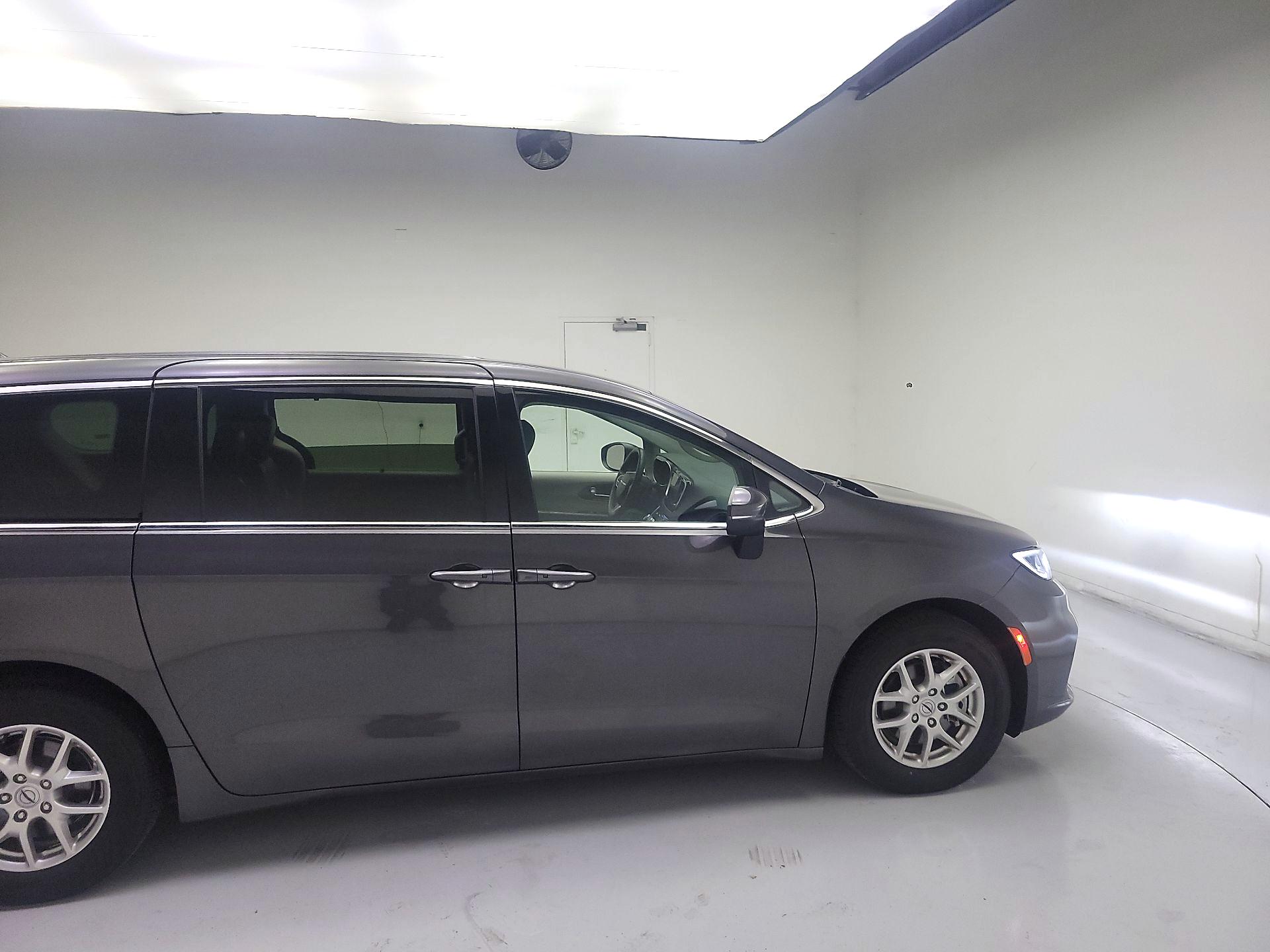 Thumbnail: 2023 Chrysler Pacifica - 4