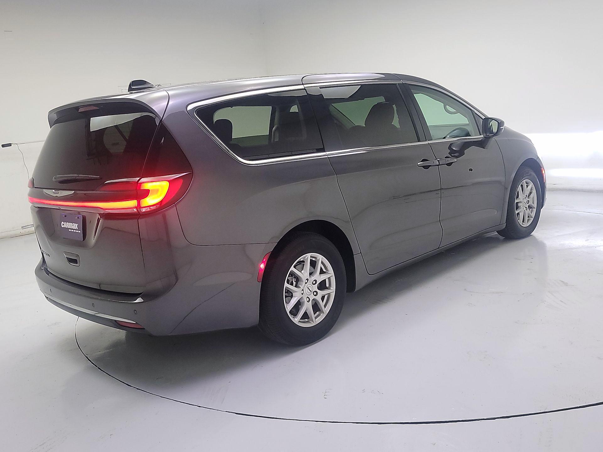 Thumbnail: 2023 Chrysler Pacifica - 5