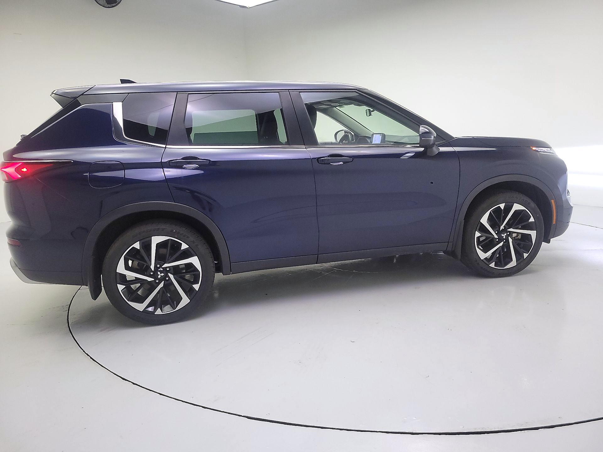 Thumbnail: 2023 Mitsubishi Outlander - 4