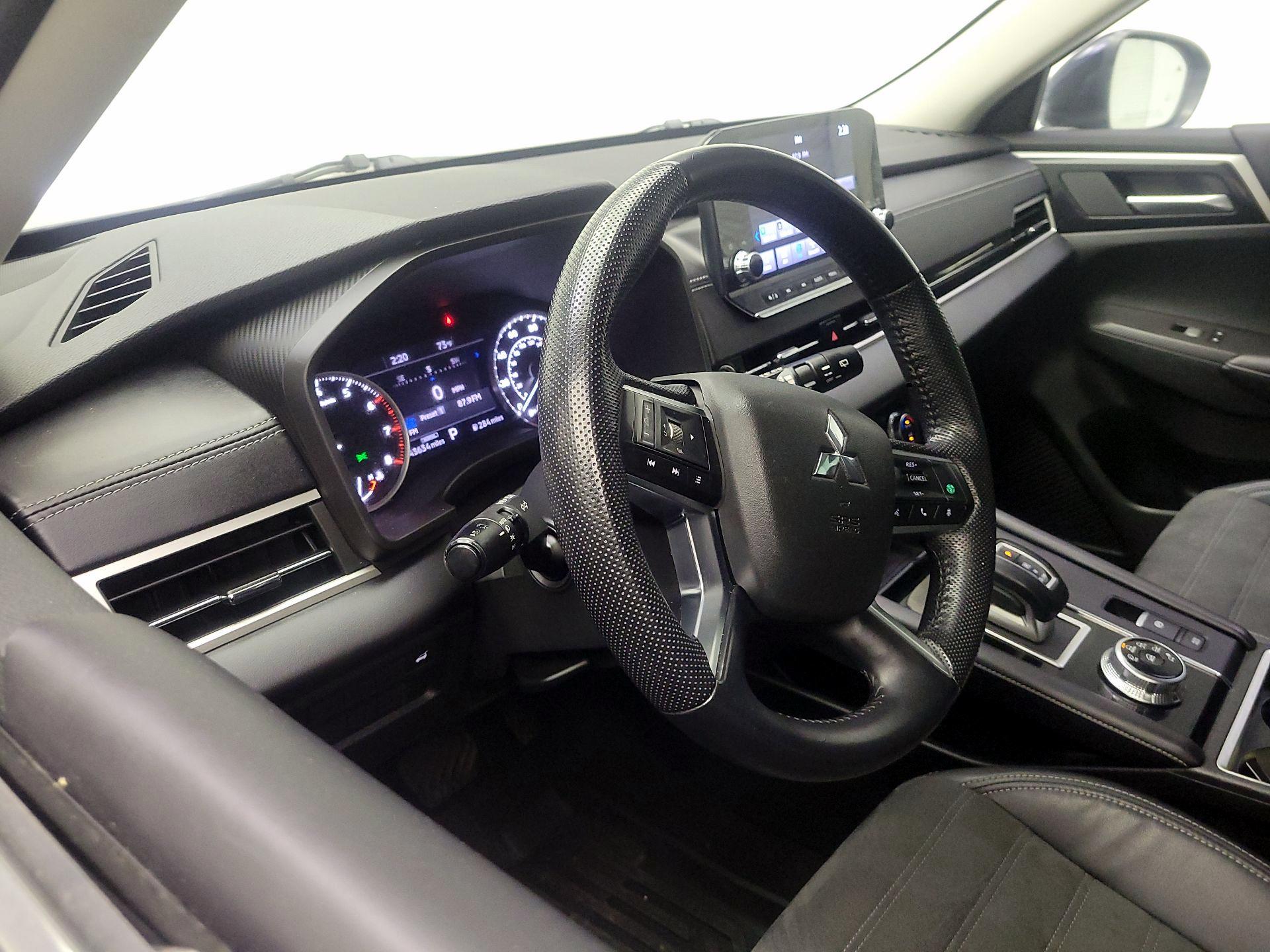 Thumbnail: 2023 Mitsubishi Outlander - 8