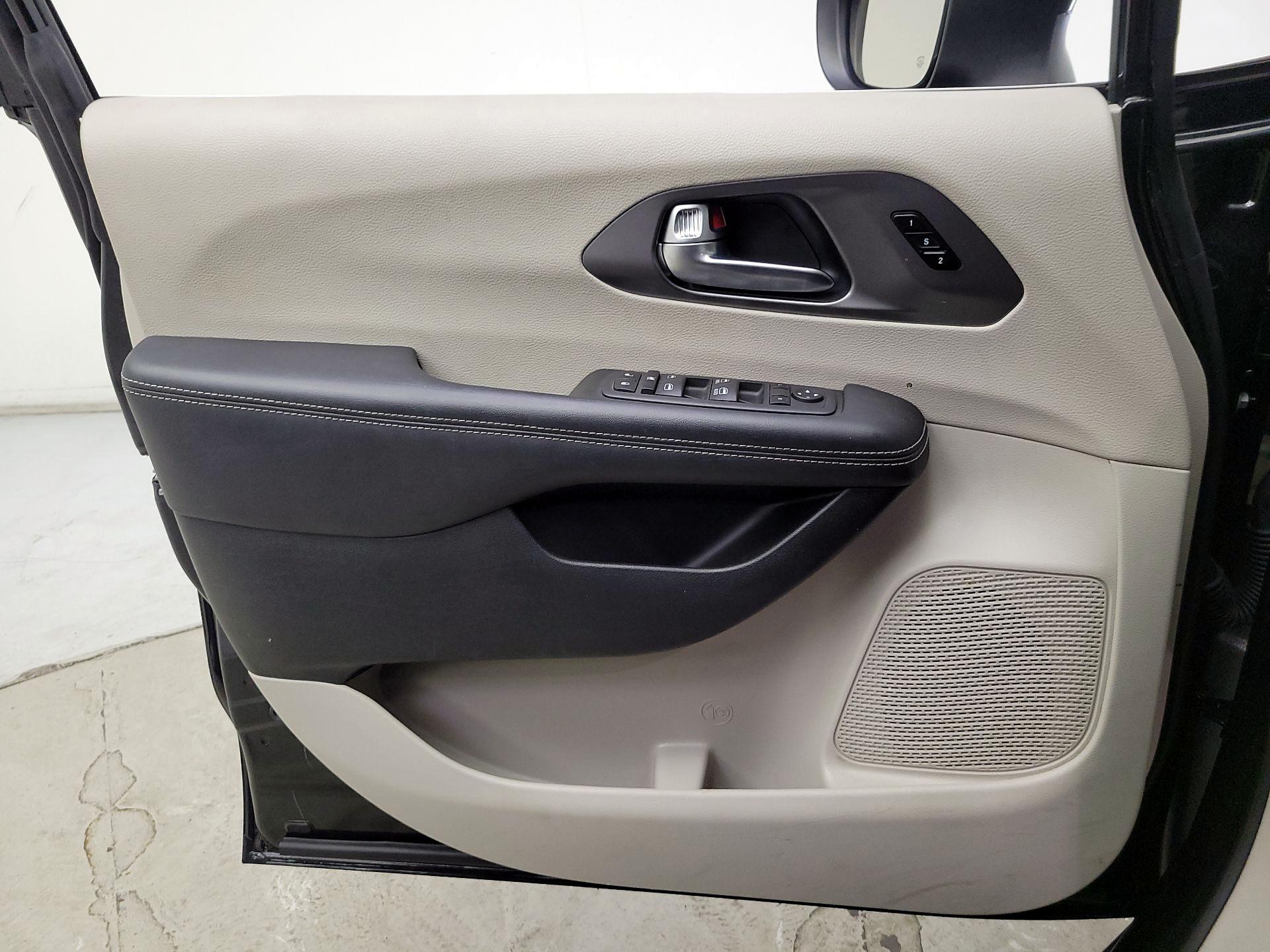 Thumbnail: 2023 Chrysler Pacifica - 12