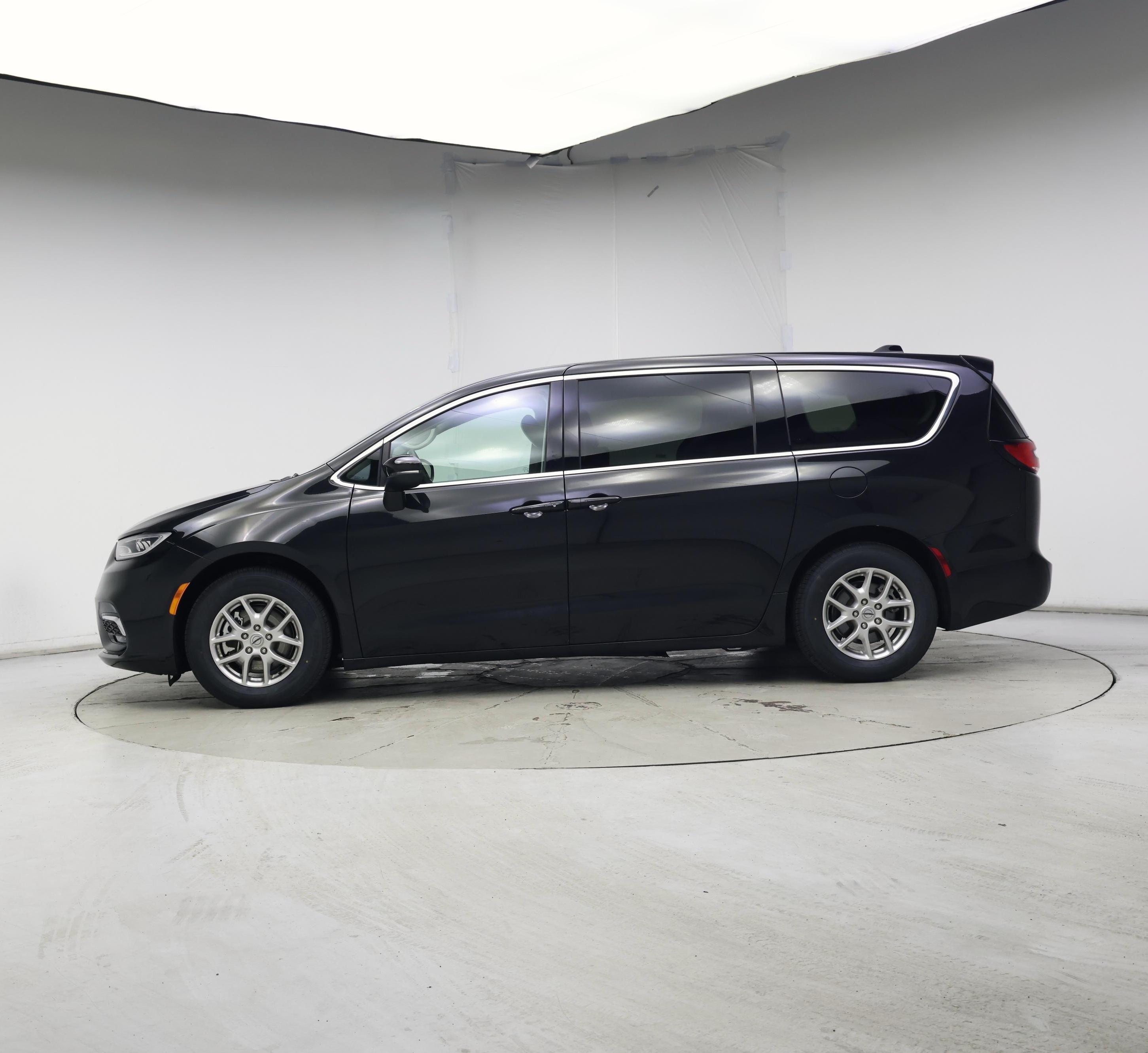 Thumbnail: 2023 Chrysler Pacifica - 3