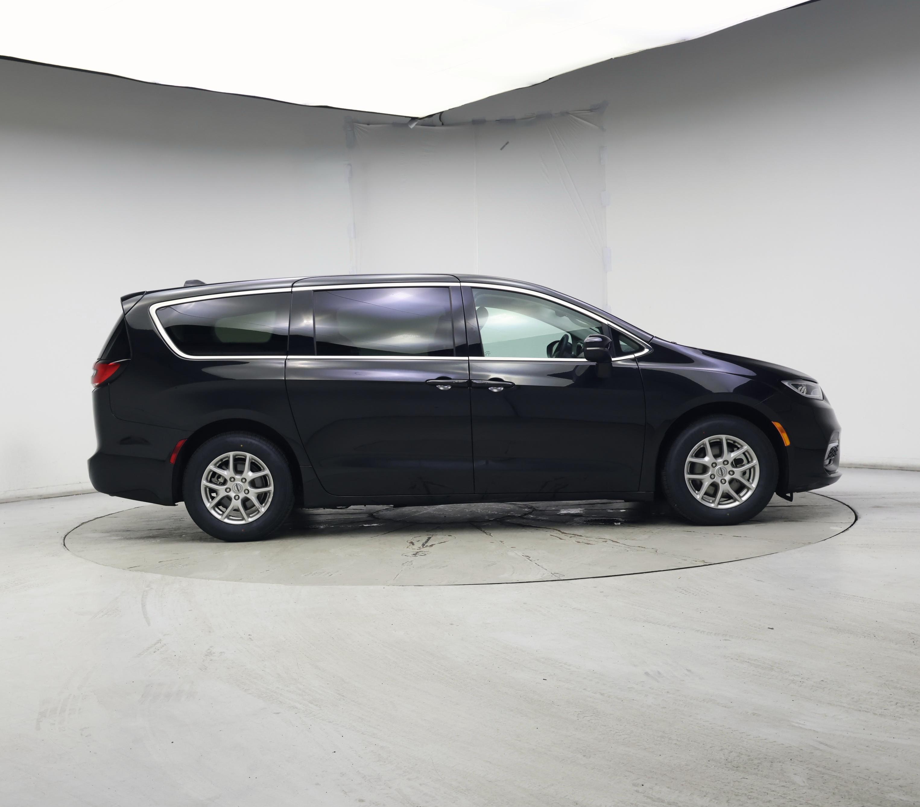 Thumbnail: 2023 Chrysler Pacifica - 7