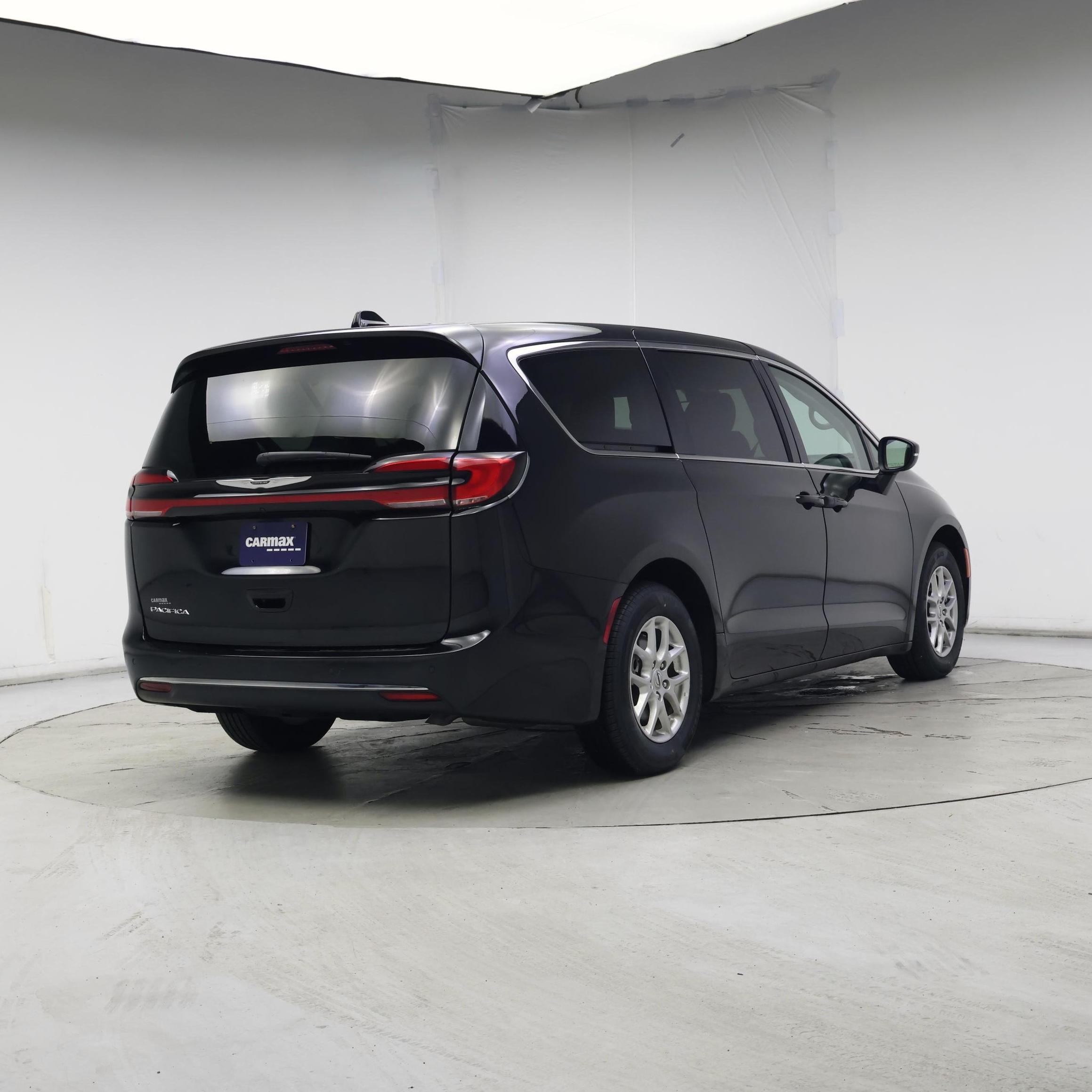 Thumbnail: 2023 Chrysler Pacifica - 8