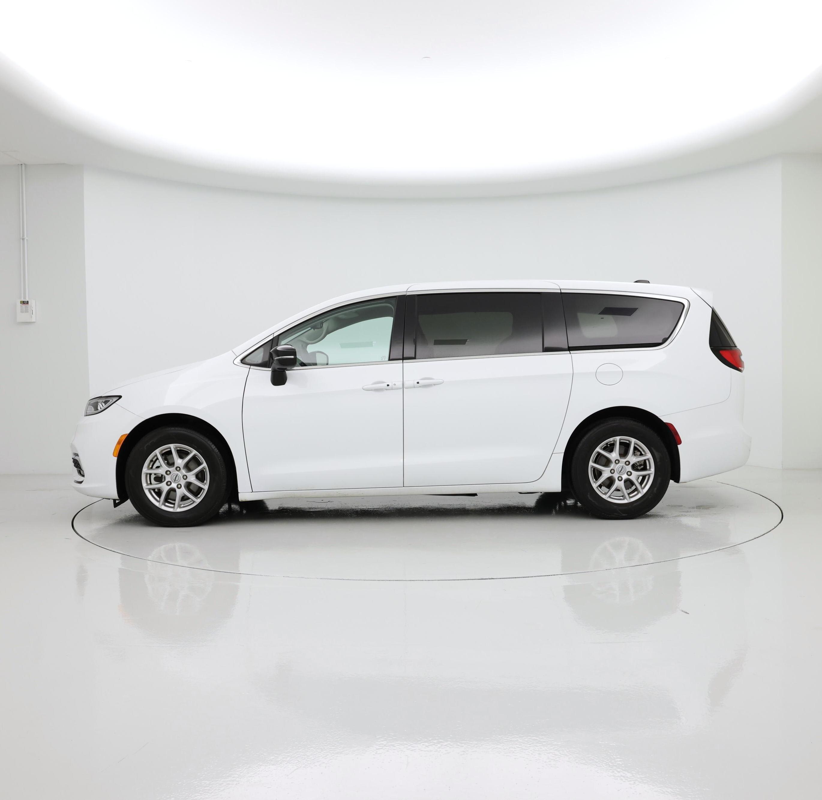 Thumbnail: 2024 Chrysler Pacifica - 3