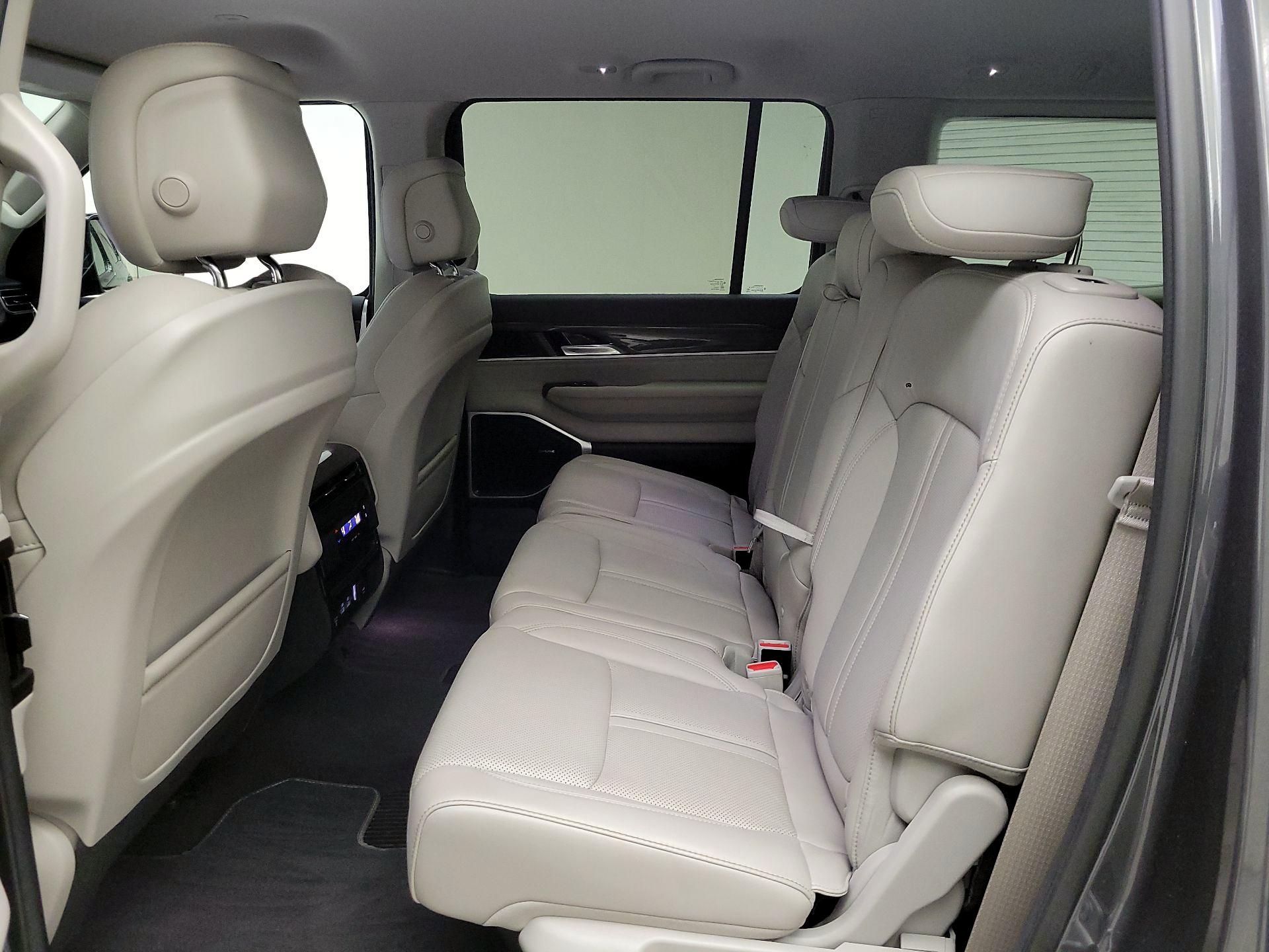 Thumbnail: 2022 Jeep Wagoneer - 20