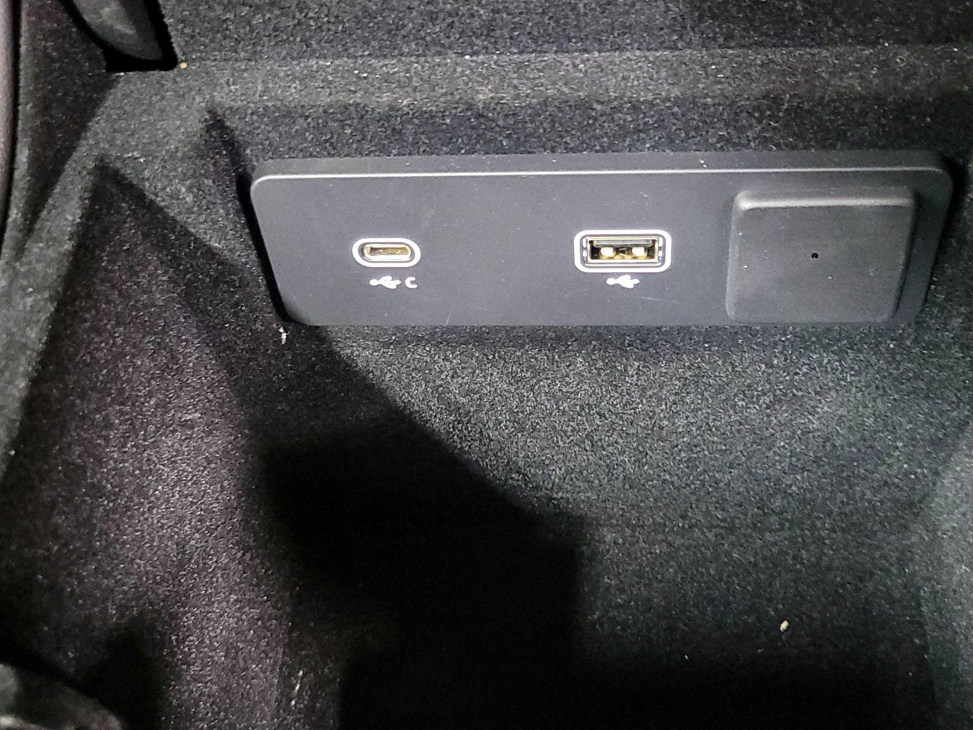 Thumbnail: 2022 Jaguar XF - 19