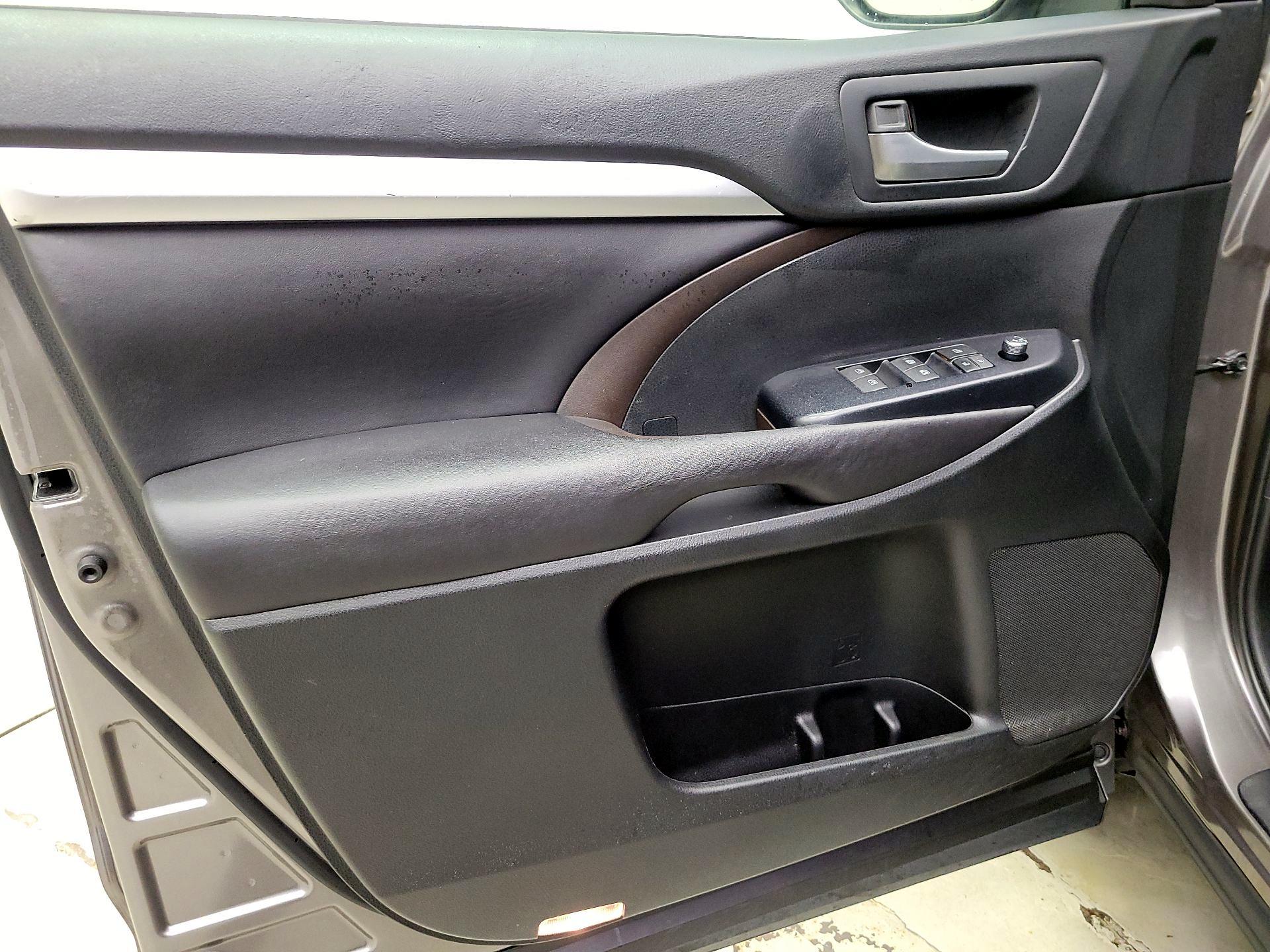 Thumbnail: 2016 Toyota Highlander - 12