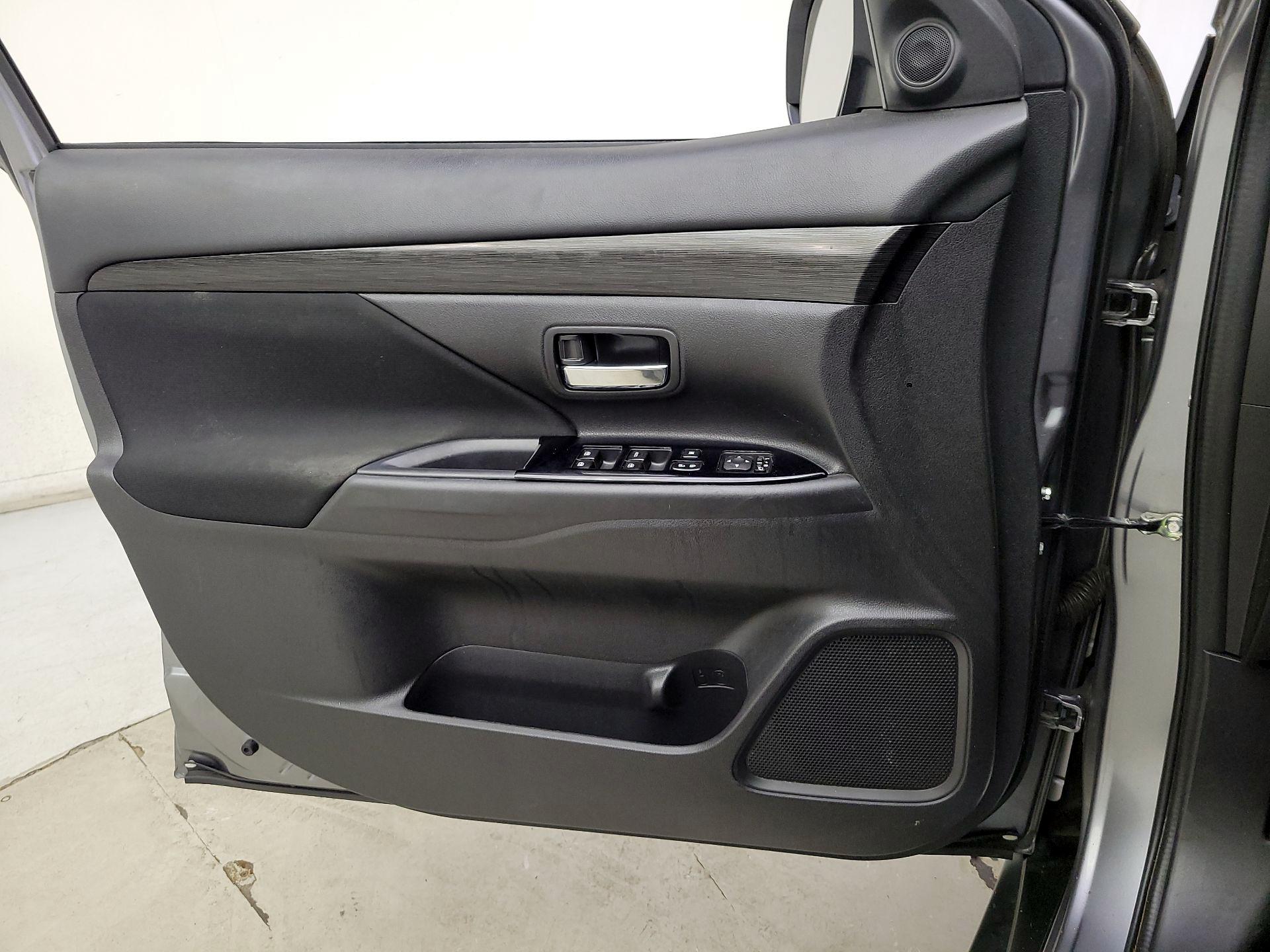 Thumbnail: 2018 Mitsubishi Outlander - 12