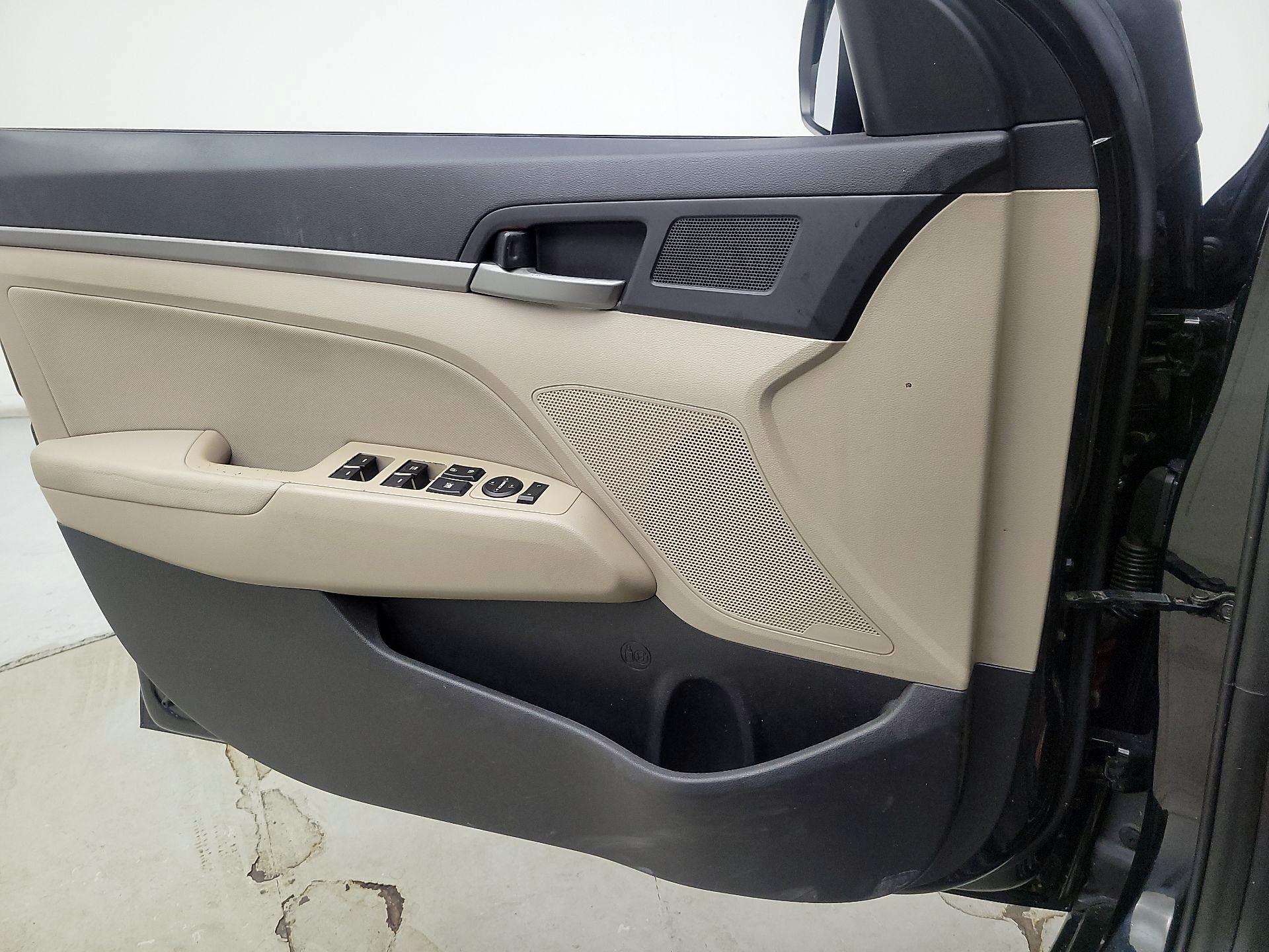 Thumbnail: 2017 Hyundai Elantra - 12