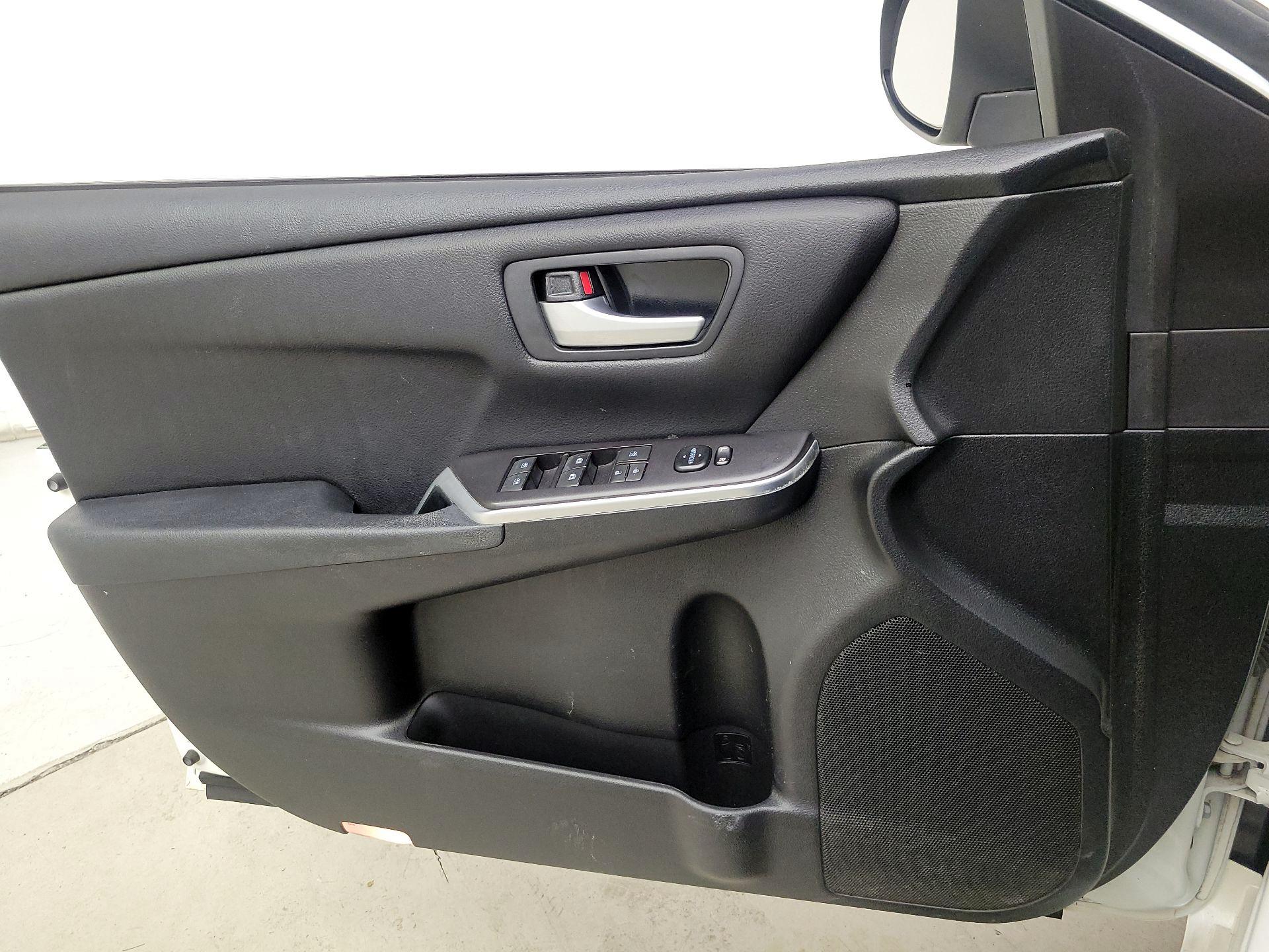 Thumbnail: 2016 Toyota Camry - 12