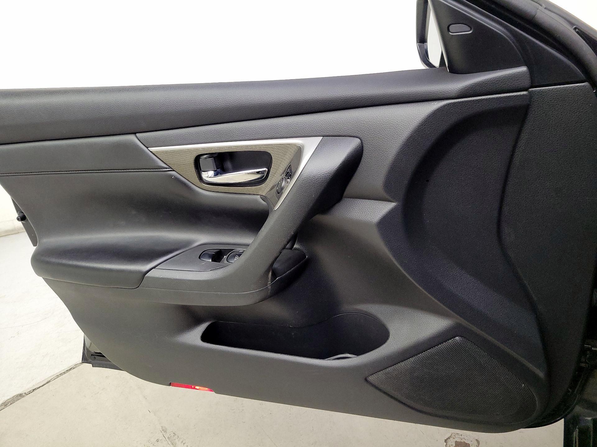 Thumbnail: 2015 Nissan Altima - 12