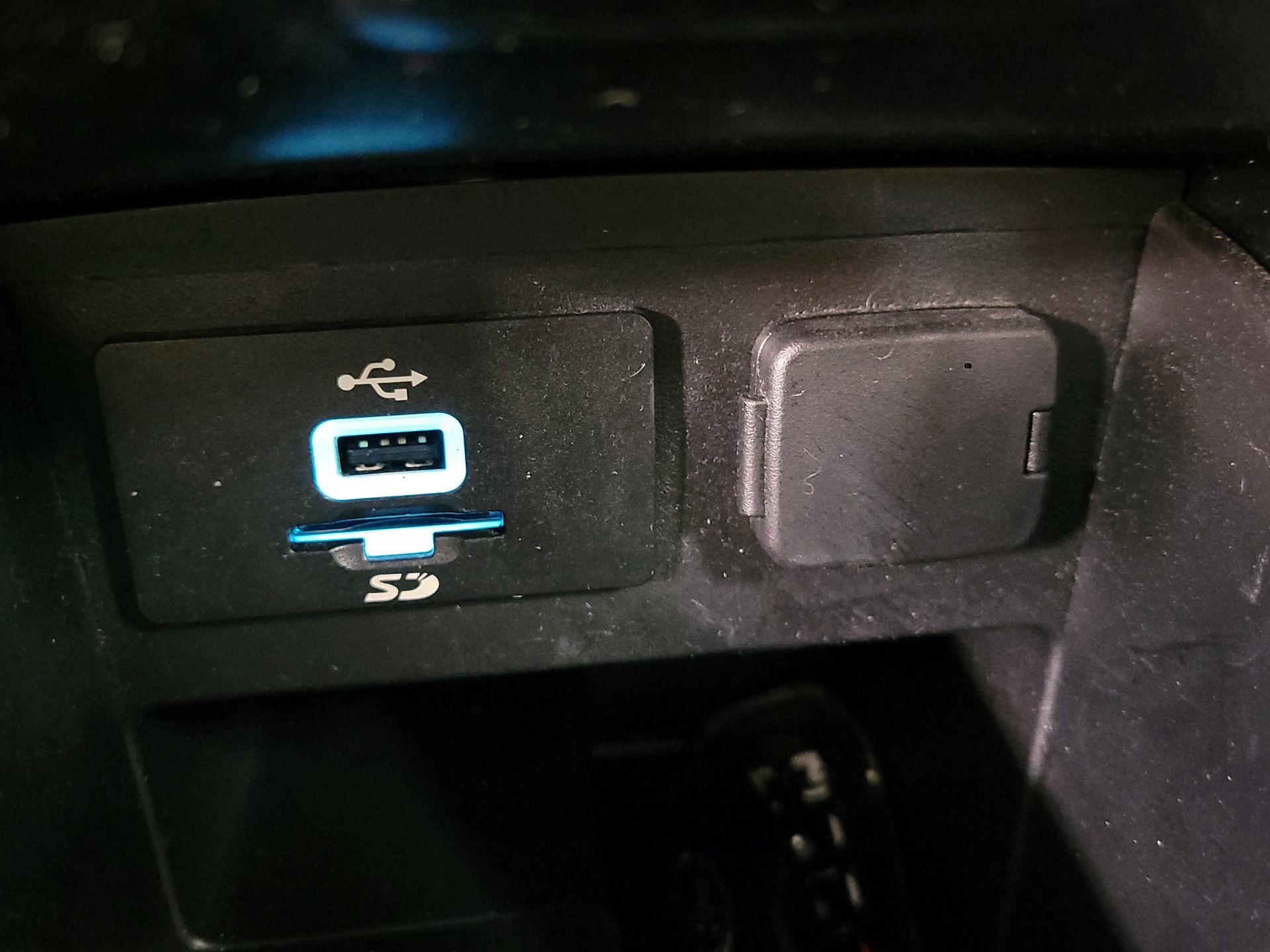 Thumbnail: 2016 Ford Explorer - 18