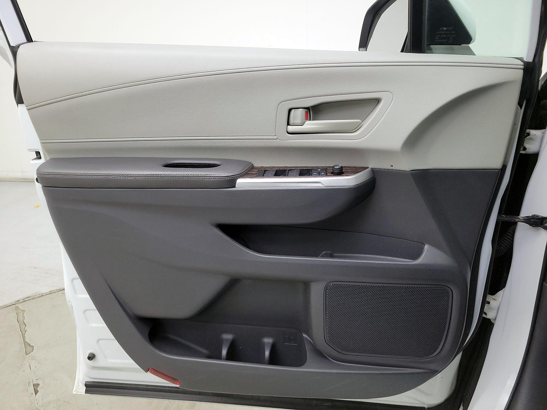 Thumbnail: 2021 Toyota Sienna - 12