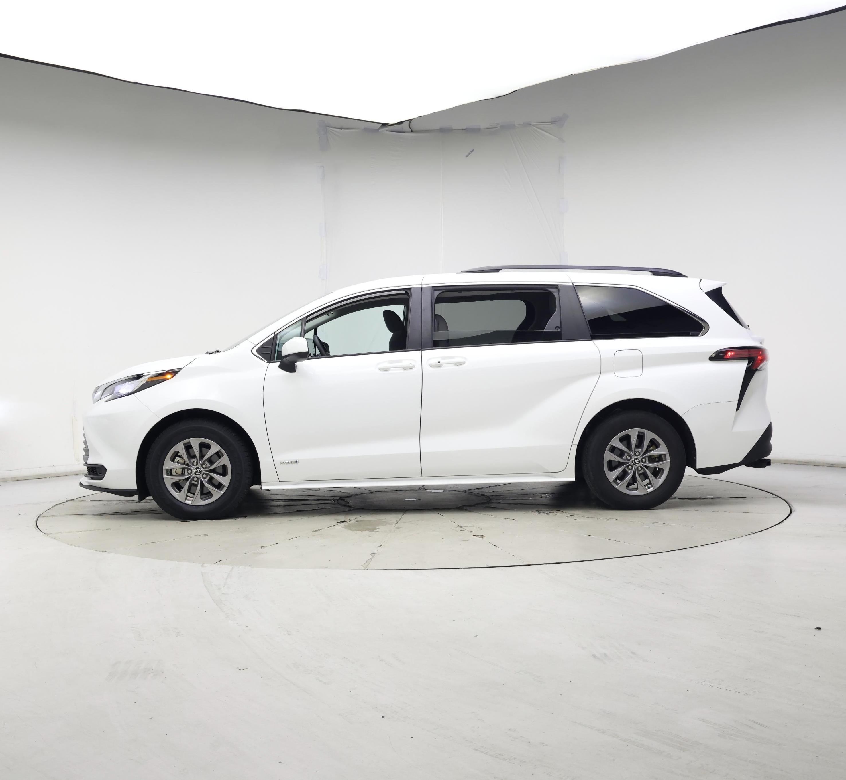 Thumbnail: 2021 Toyota Sienna - 3