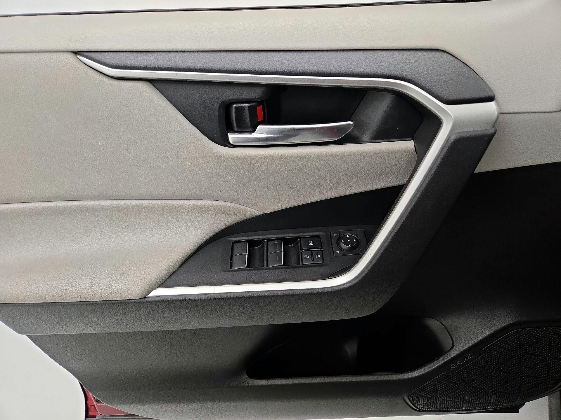 Thumbnail: 2022 Toyota RAV4 - 12