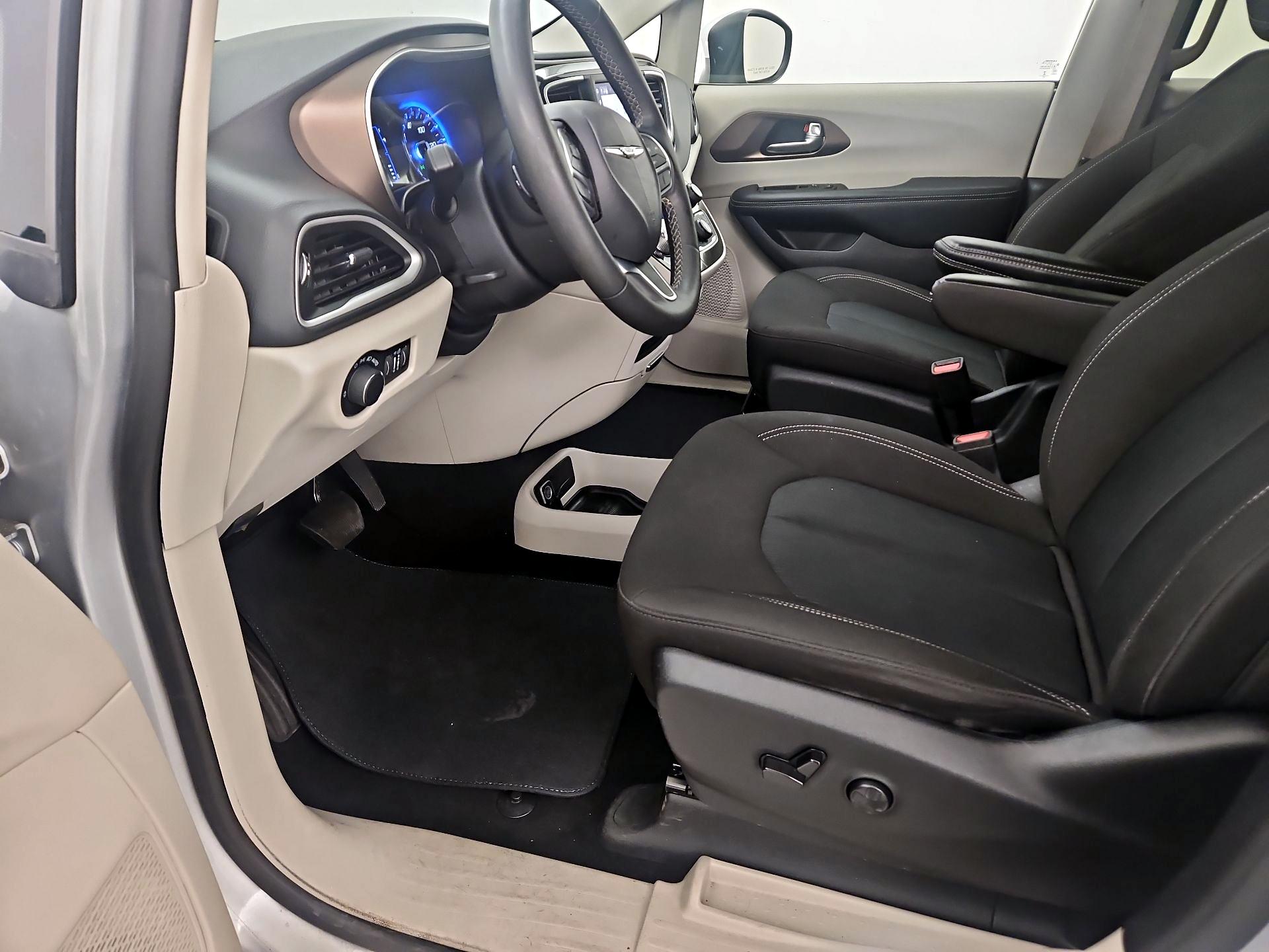 Thumbnail: 2023 Chrysler Voyager - 11