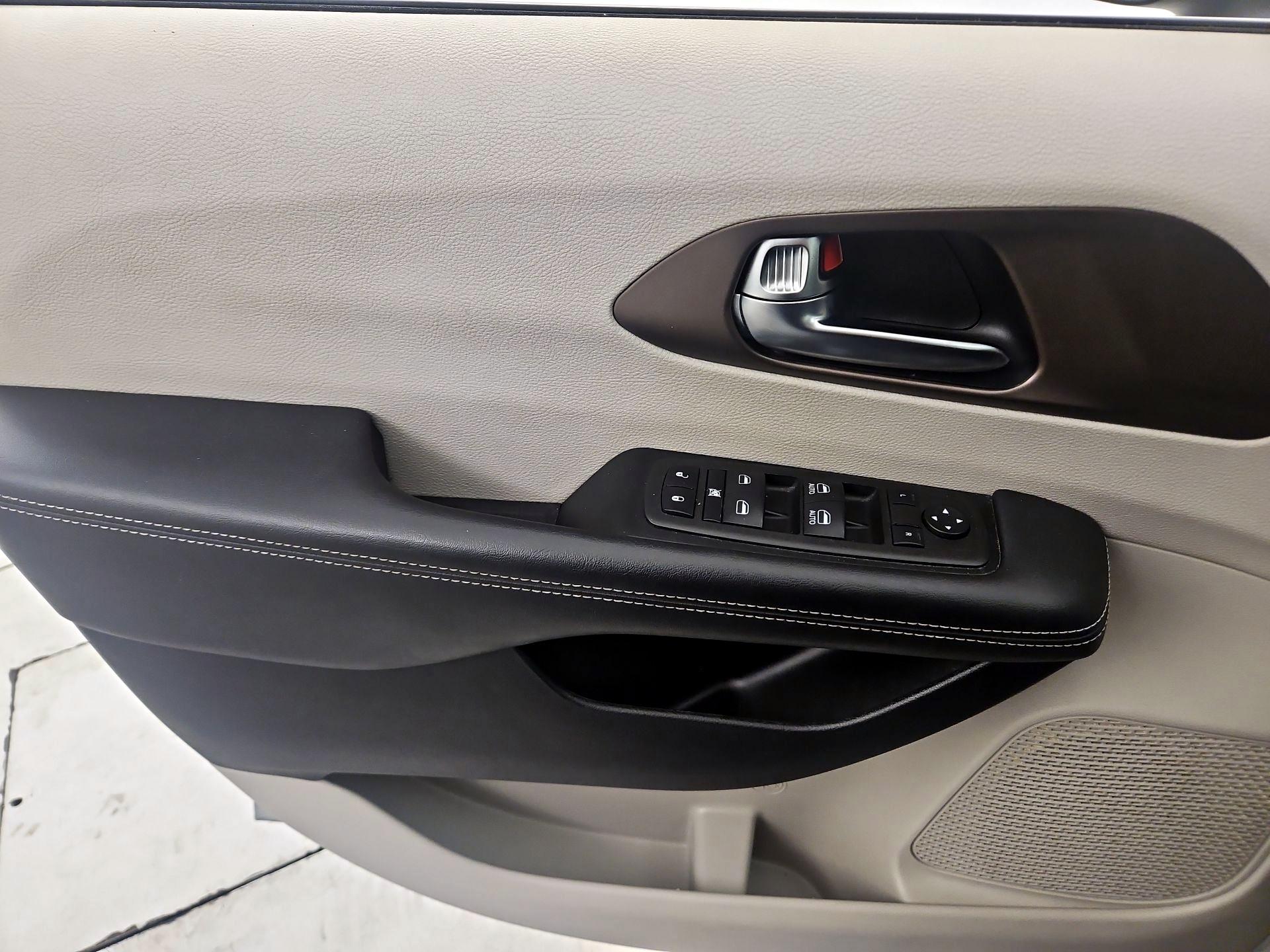 Thumbnail: 2023 Chrysler Voyager - 12