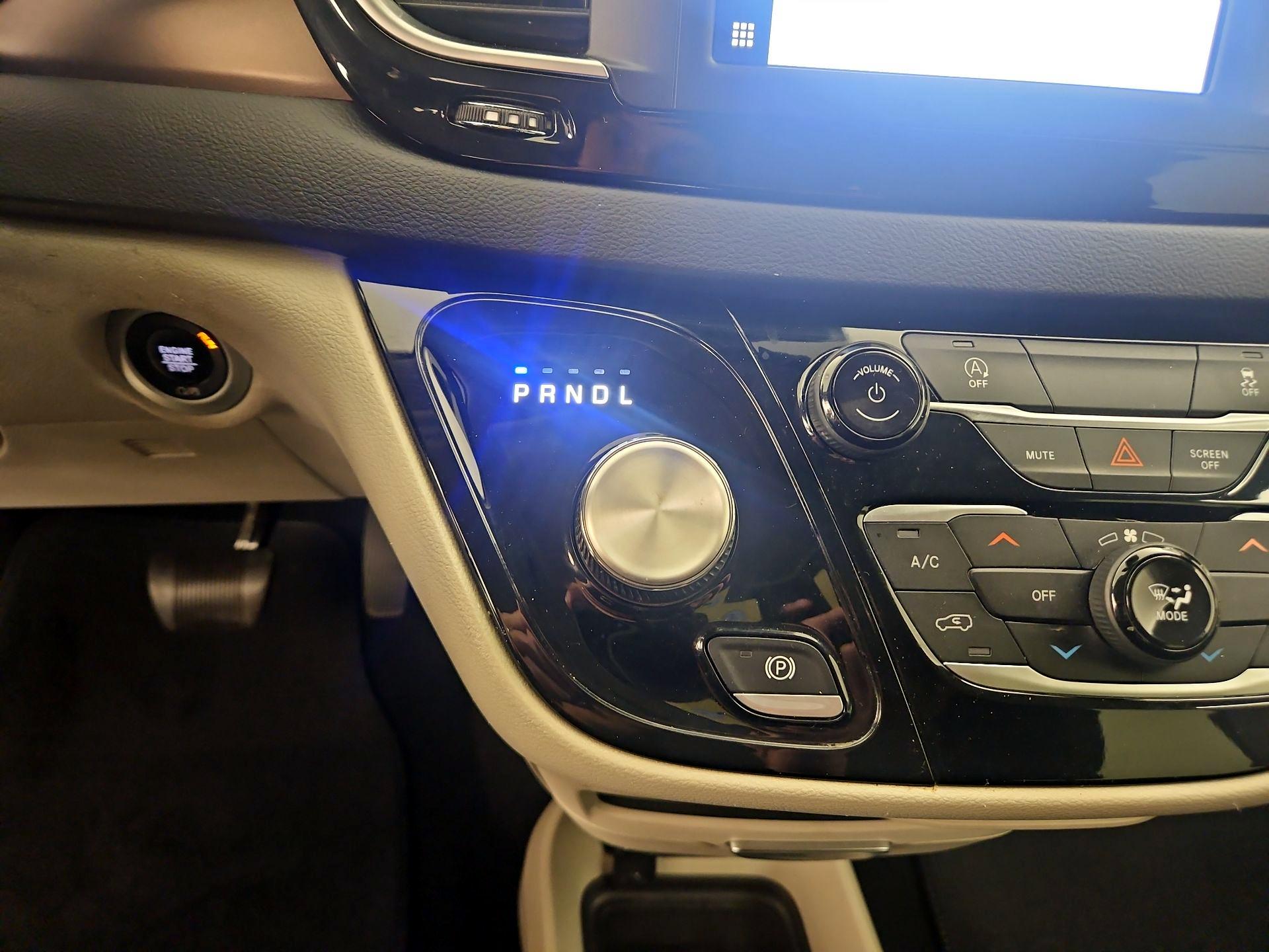 Thumbnail: 2023 Chrysler Voyager - 17