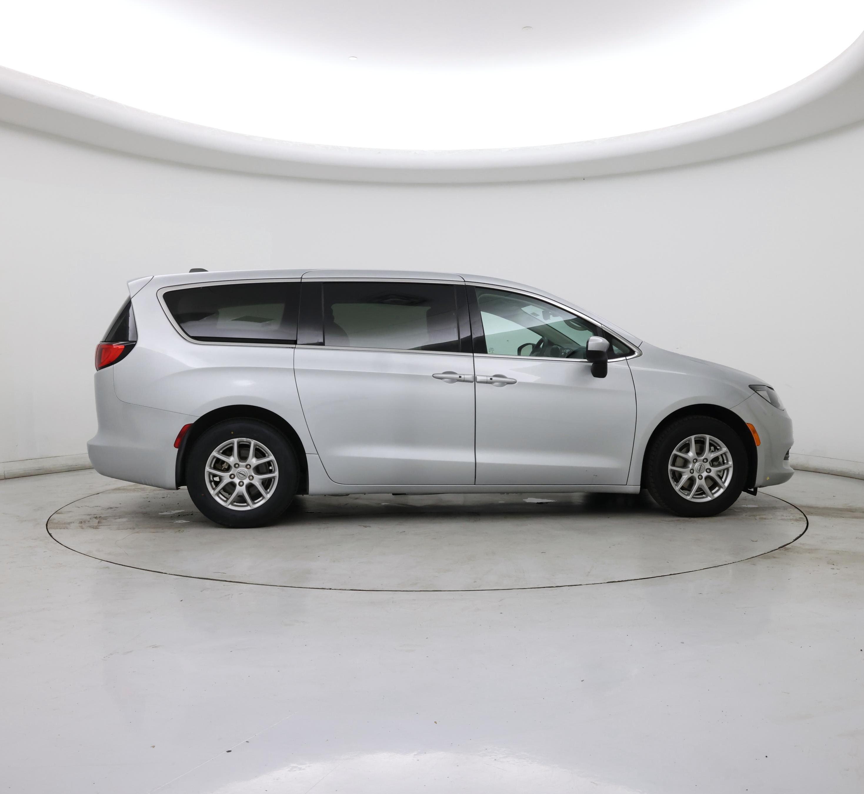 Thumbnail: 2023 Chrysler Voyager - 7