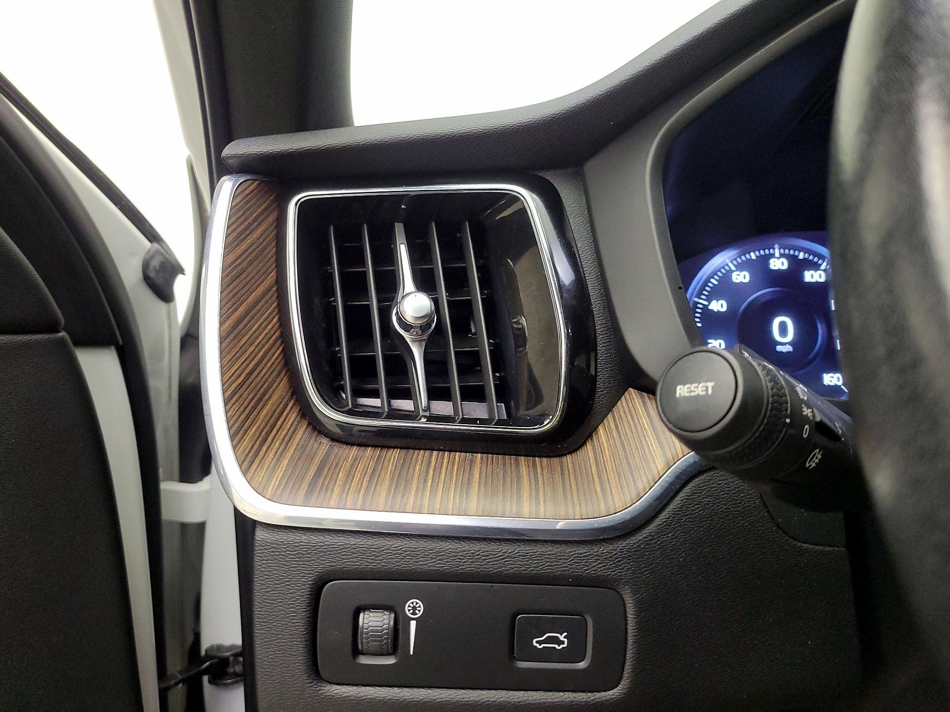 Thumbnail: 2021 Volvo XC60 - 13